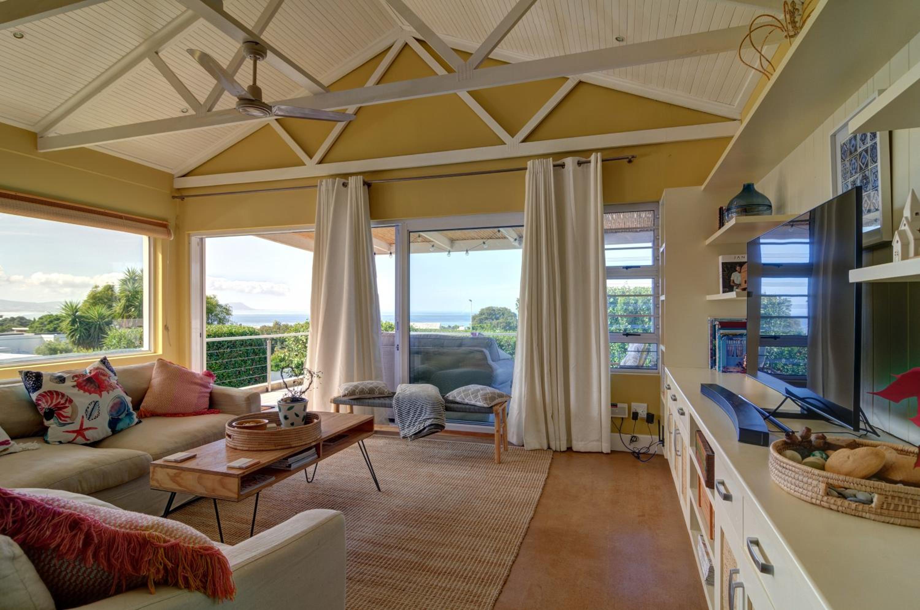 Three-Bedroom Villa photo 1
