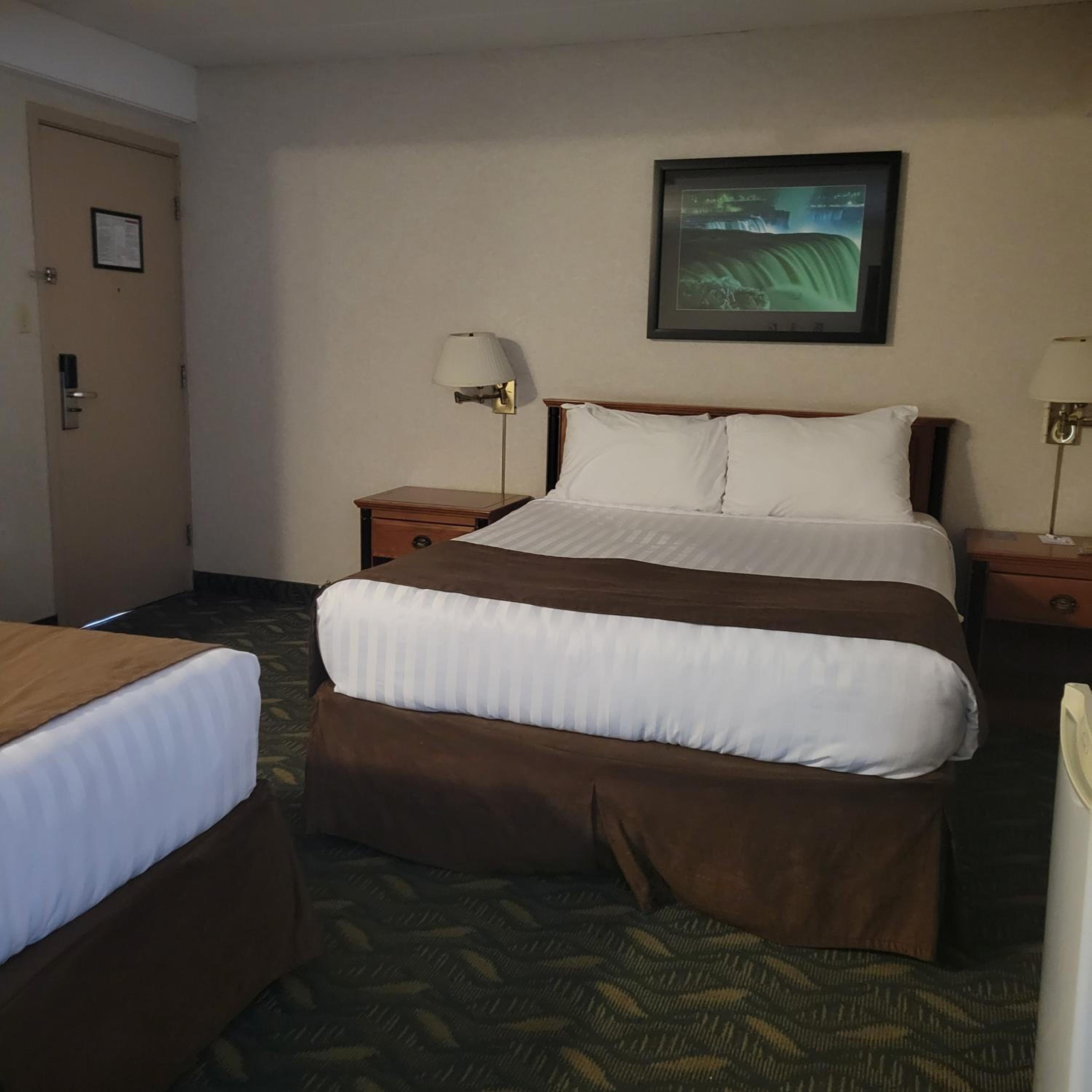 Queen Room with Three Queen Beds - Non-Smoking photo 2