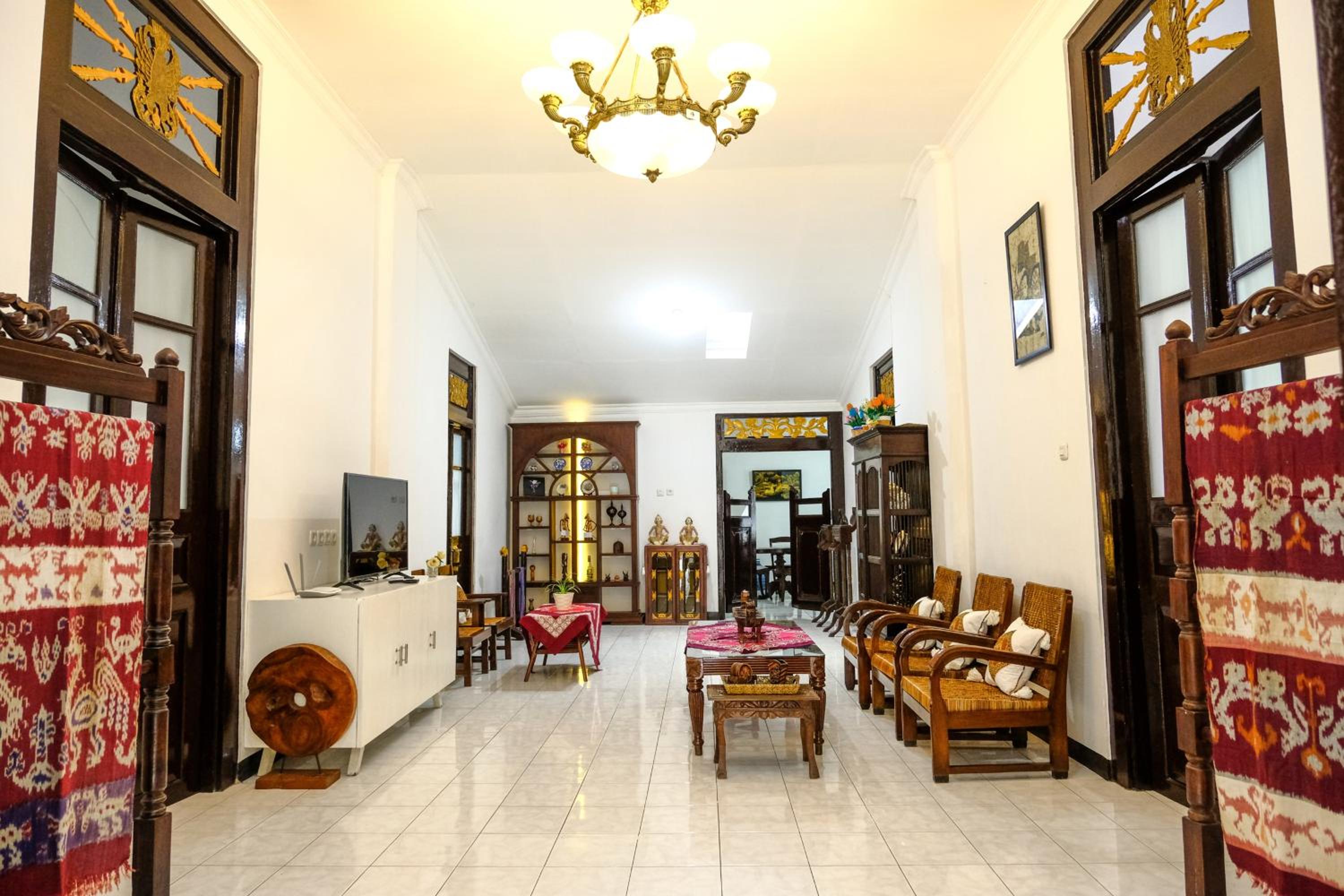 Five-Bedroom House photo 1