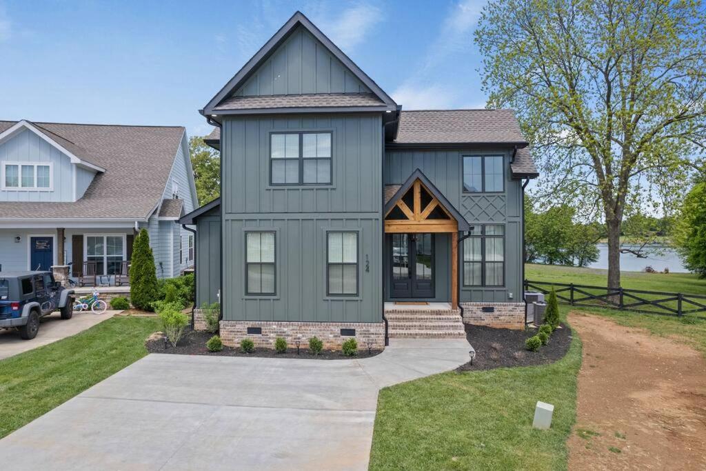 Three-Bedroom House photo 3