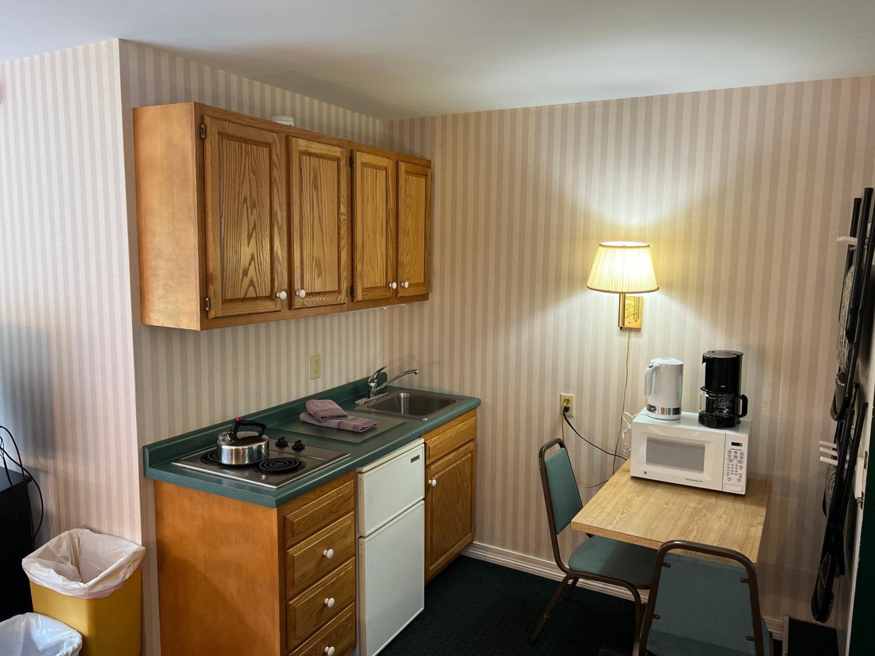 Superior Efficiency Queen Room with Pull-Out Sofa - Photo 2