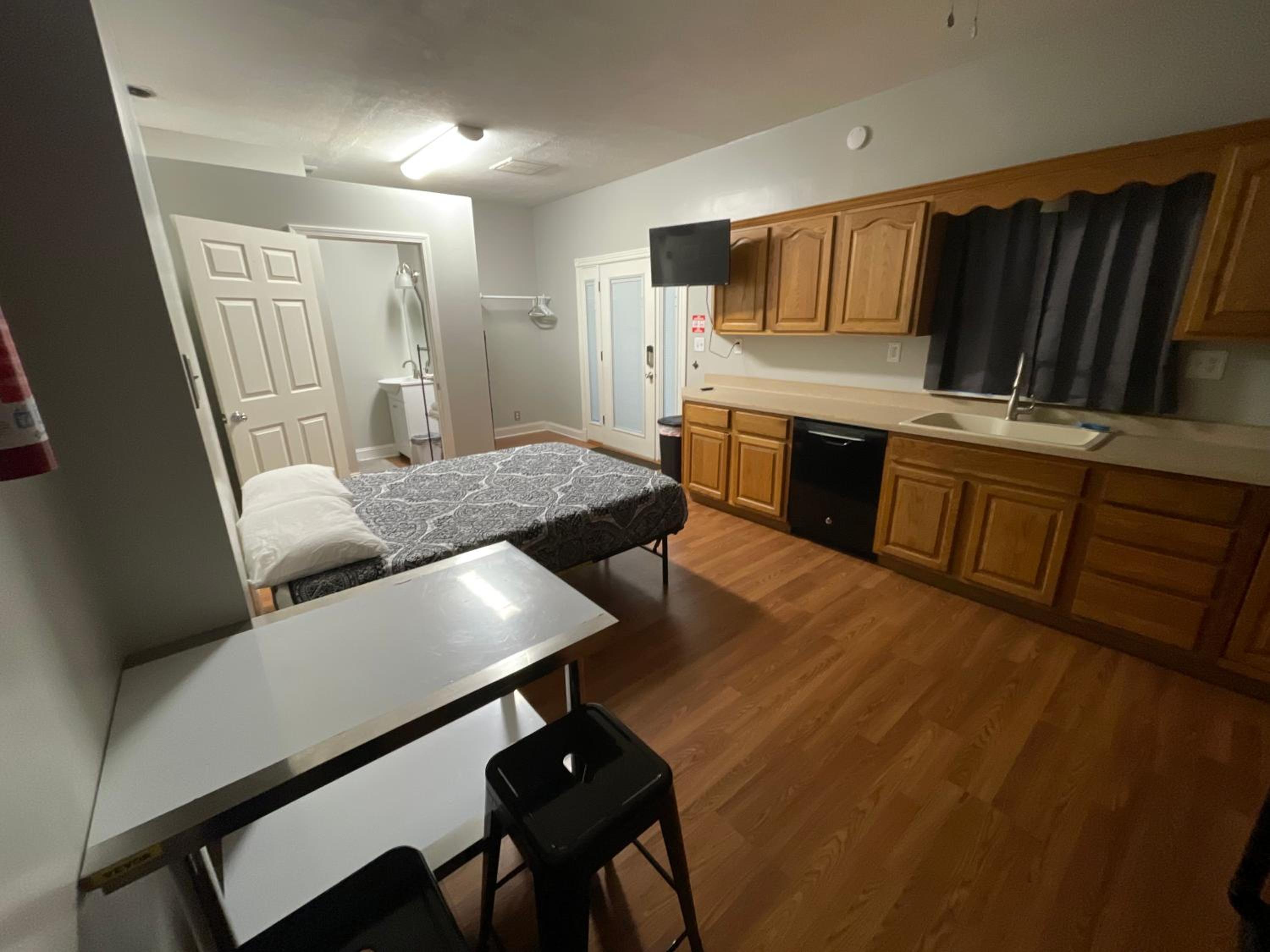 One-Bedroom Apartment photo 1