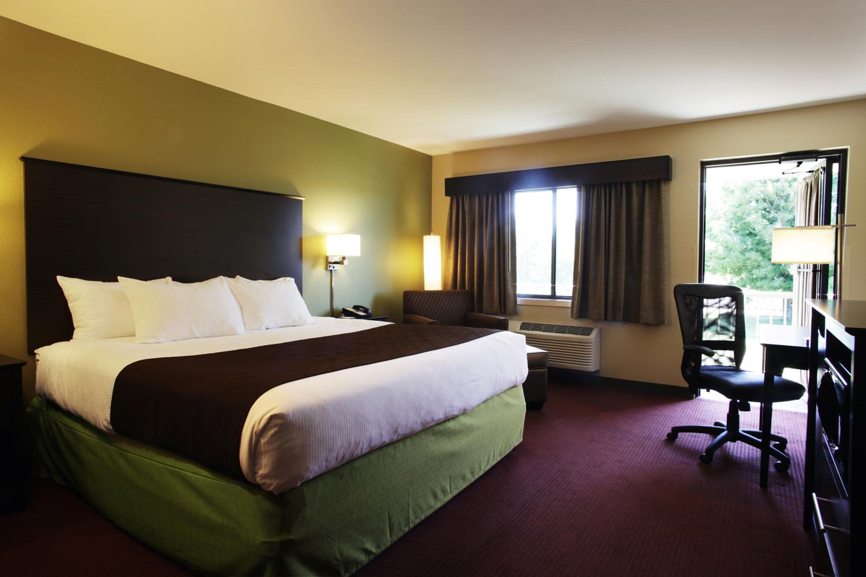 Deluxe King Room - Non-Smoking/2nd Floor - Photo 3
