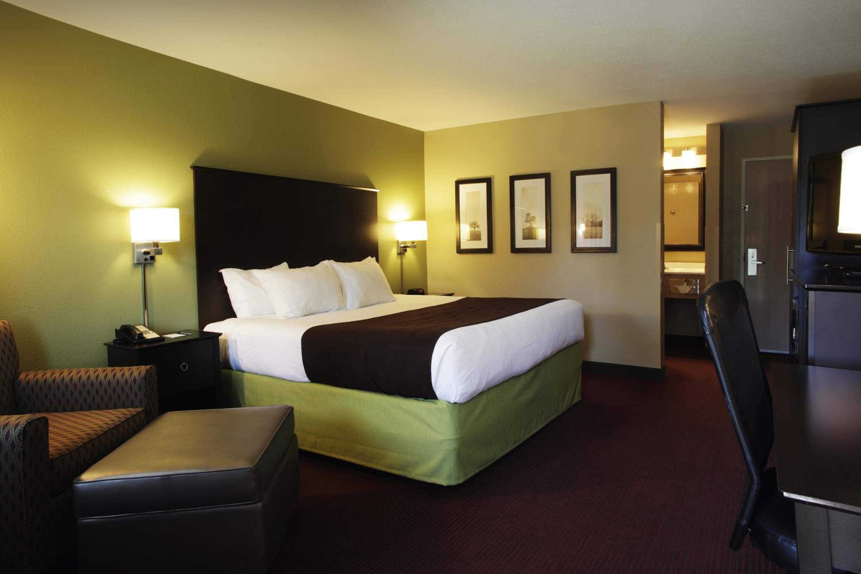 King Room - Non-Smoking - Photo 5