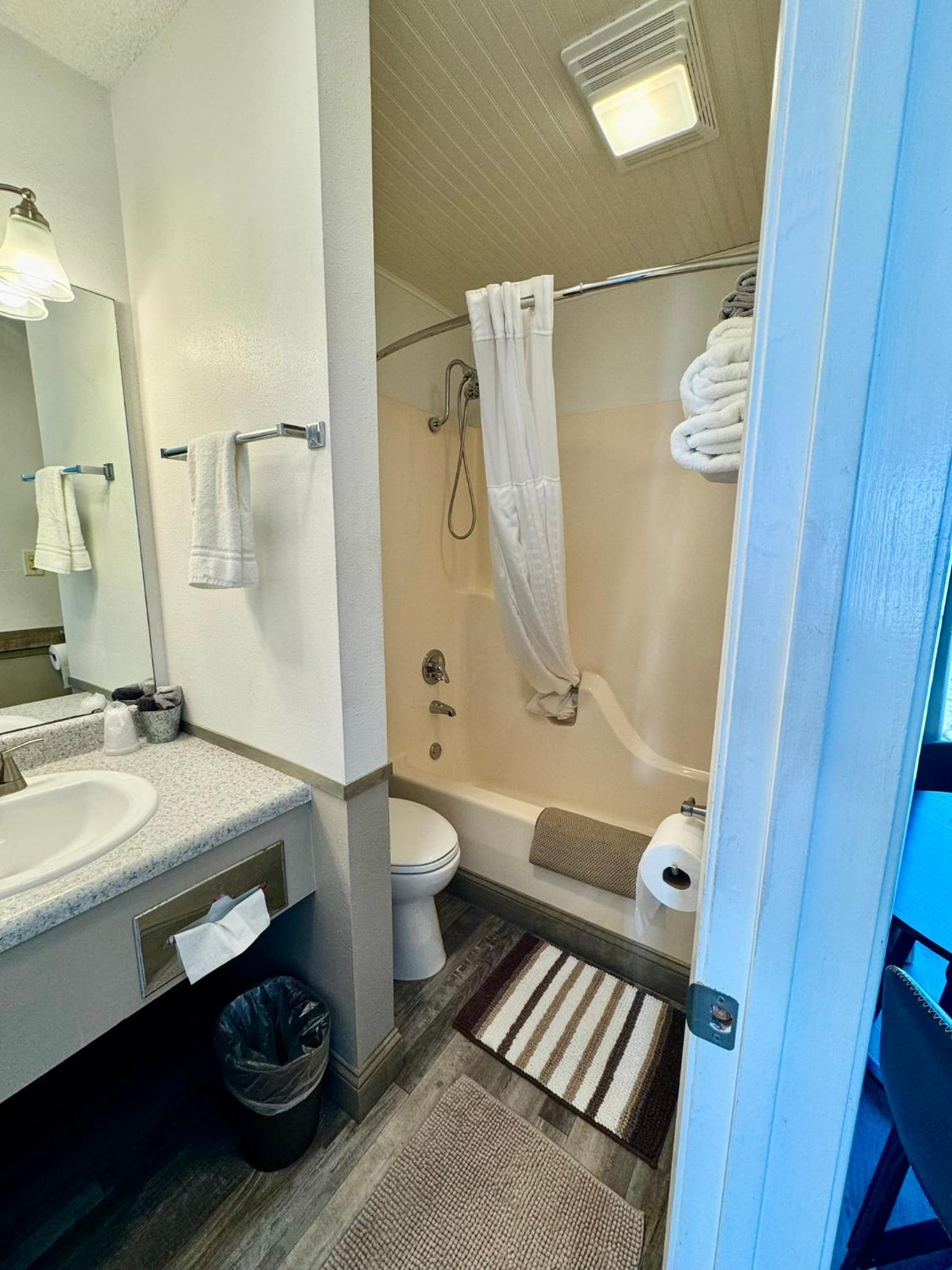 Suite with Mountain View - Photo 7