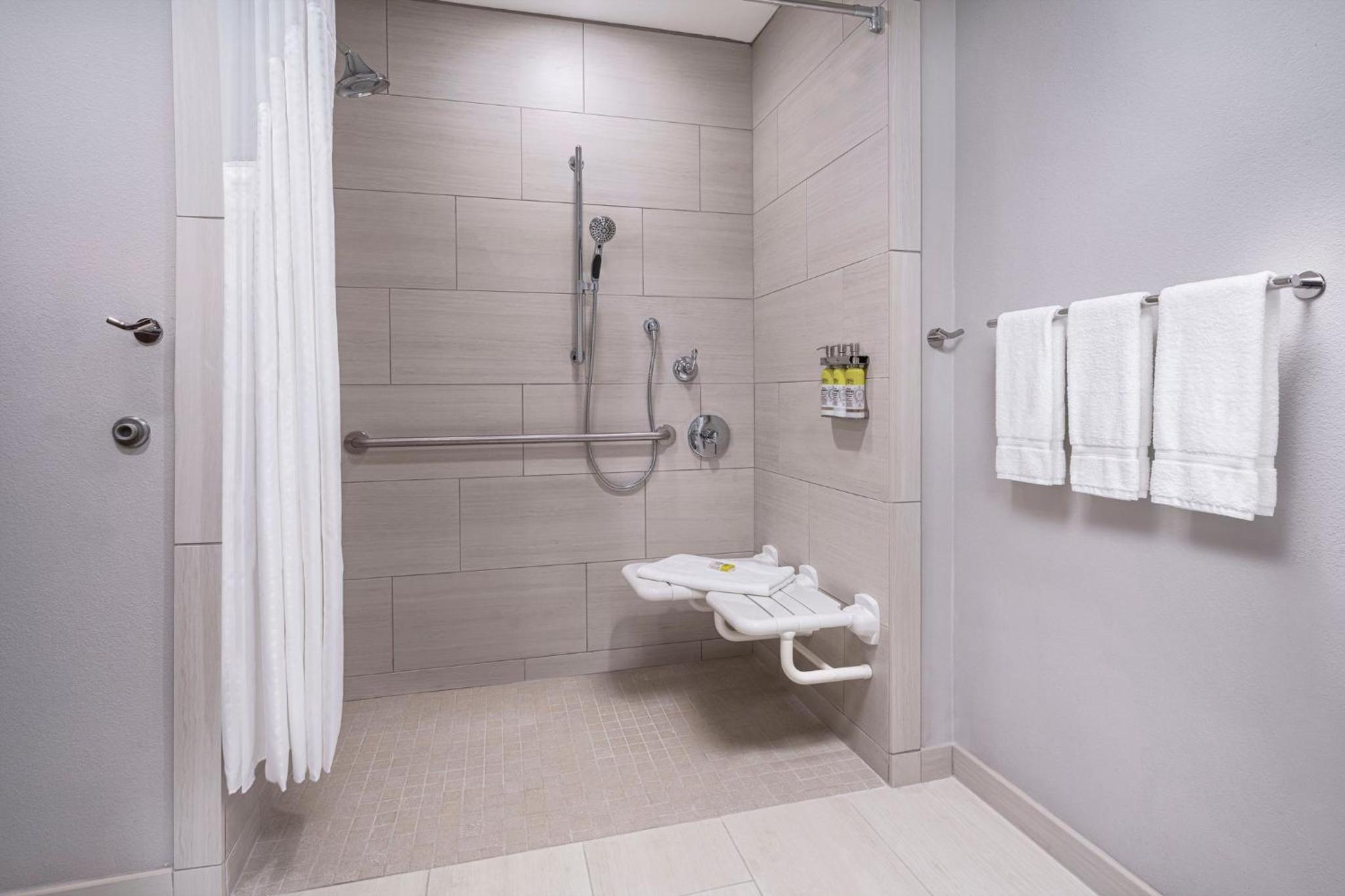 King Room with Hearing Accessible Roll In Shower - Non-Smoking - Photo 2