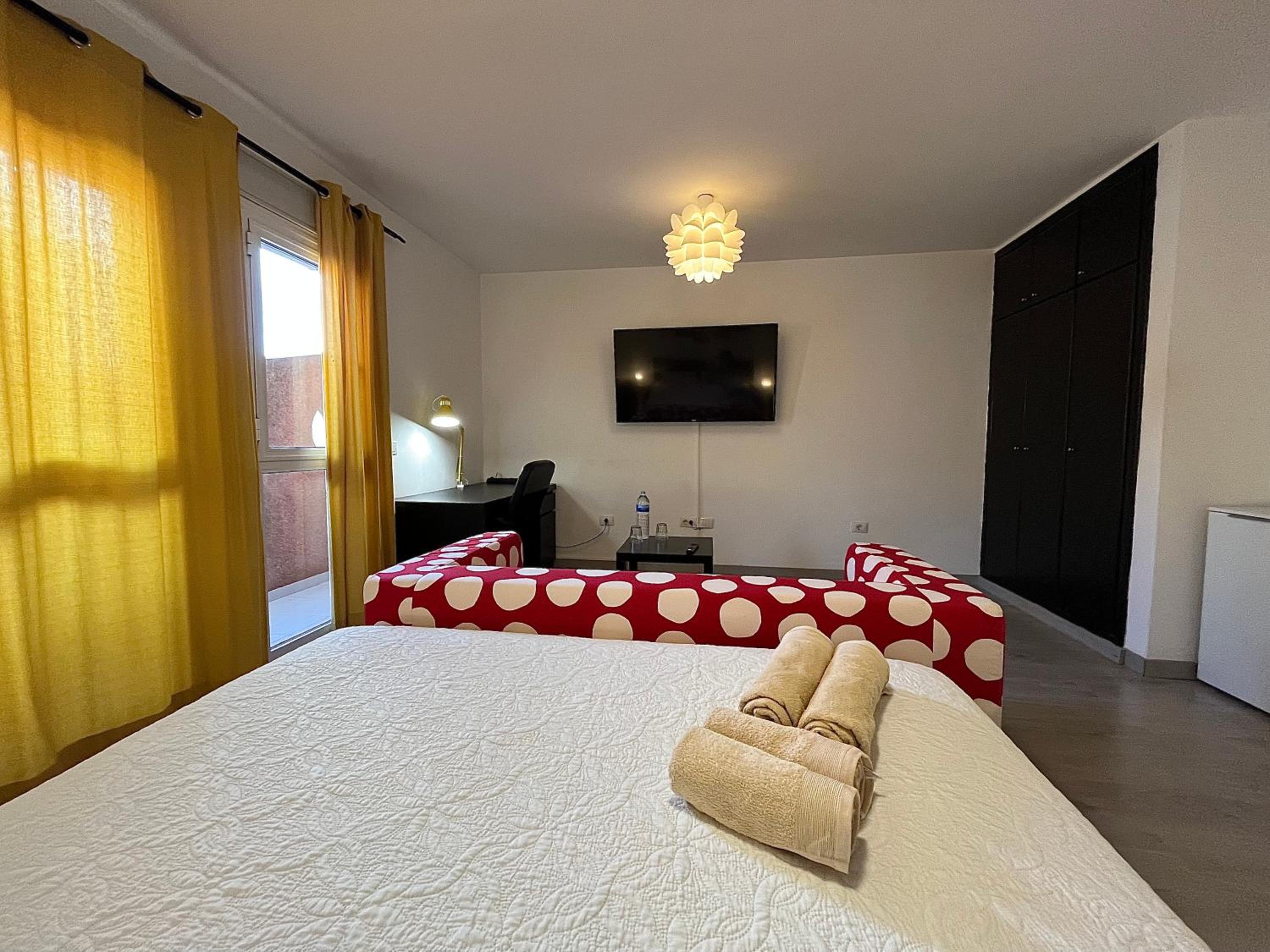 Queen Room with Private Bathroom - Photo 7