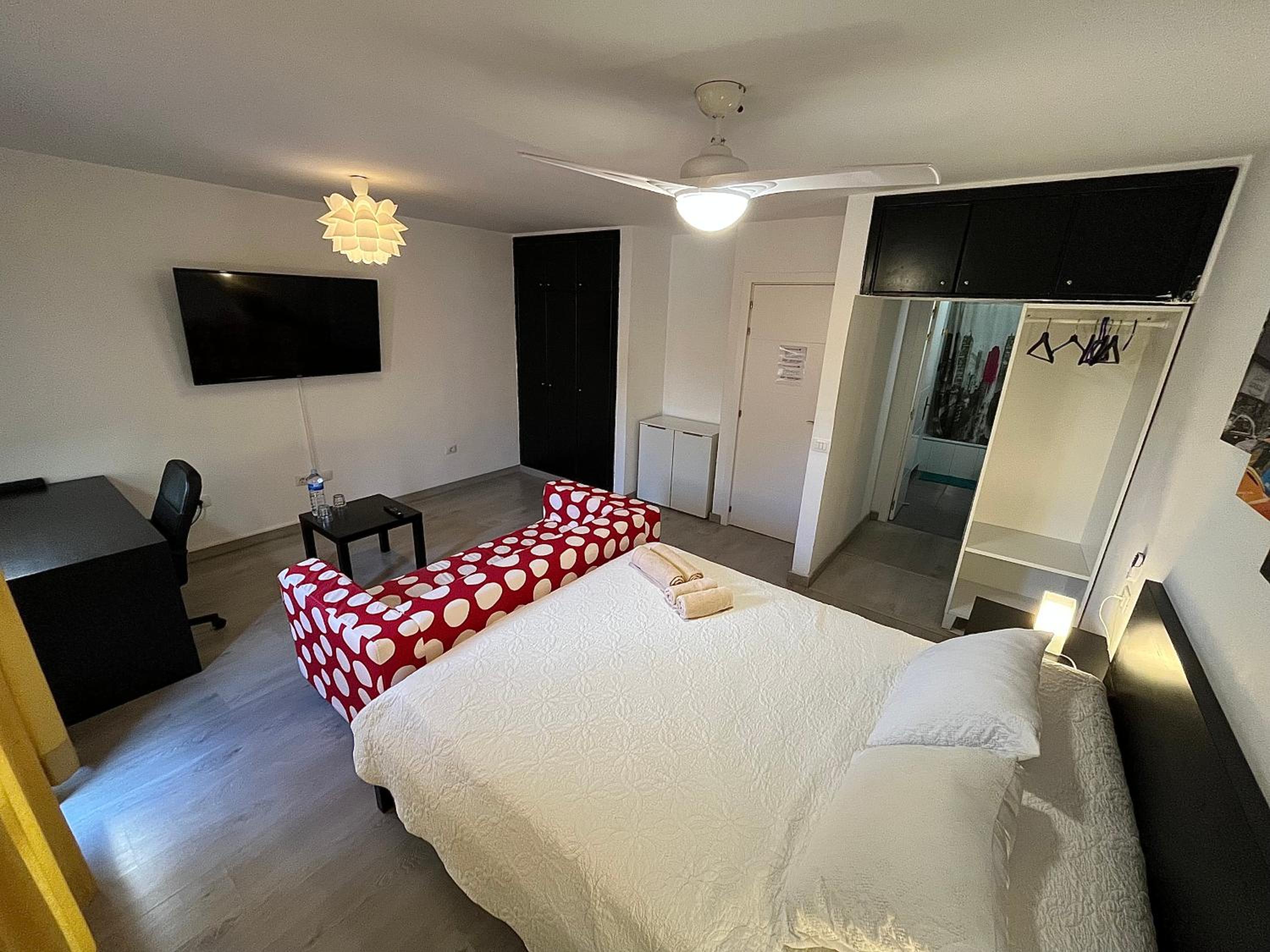 Queen Room with Private Bathroom - Photo 5
