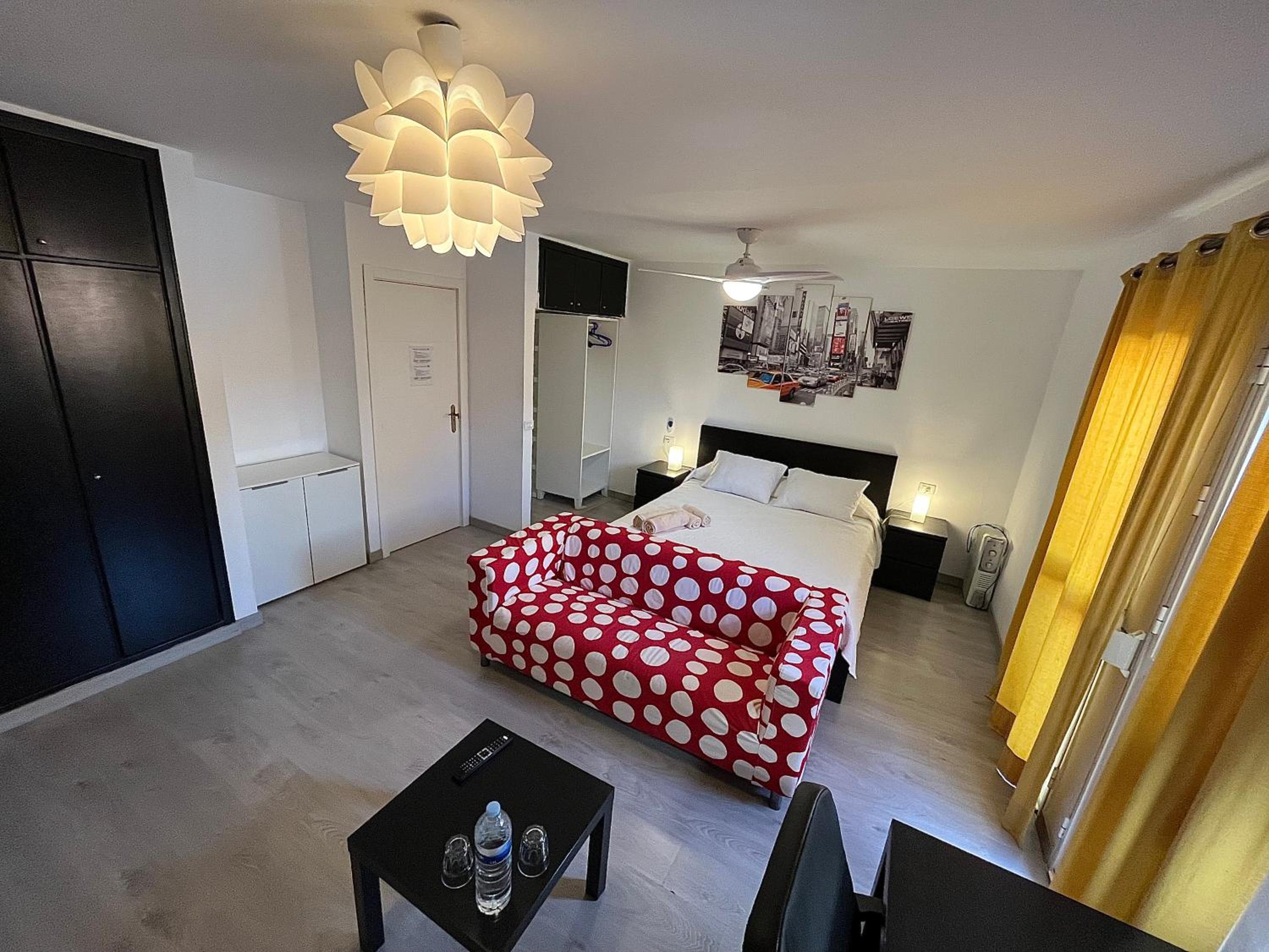 Queen Room with Private Bathroom - Photo 3