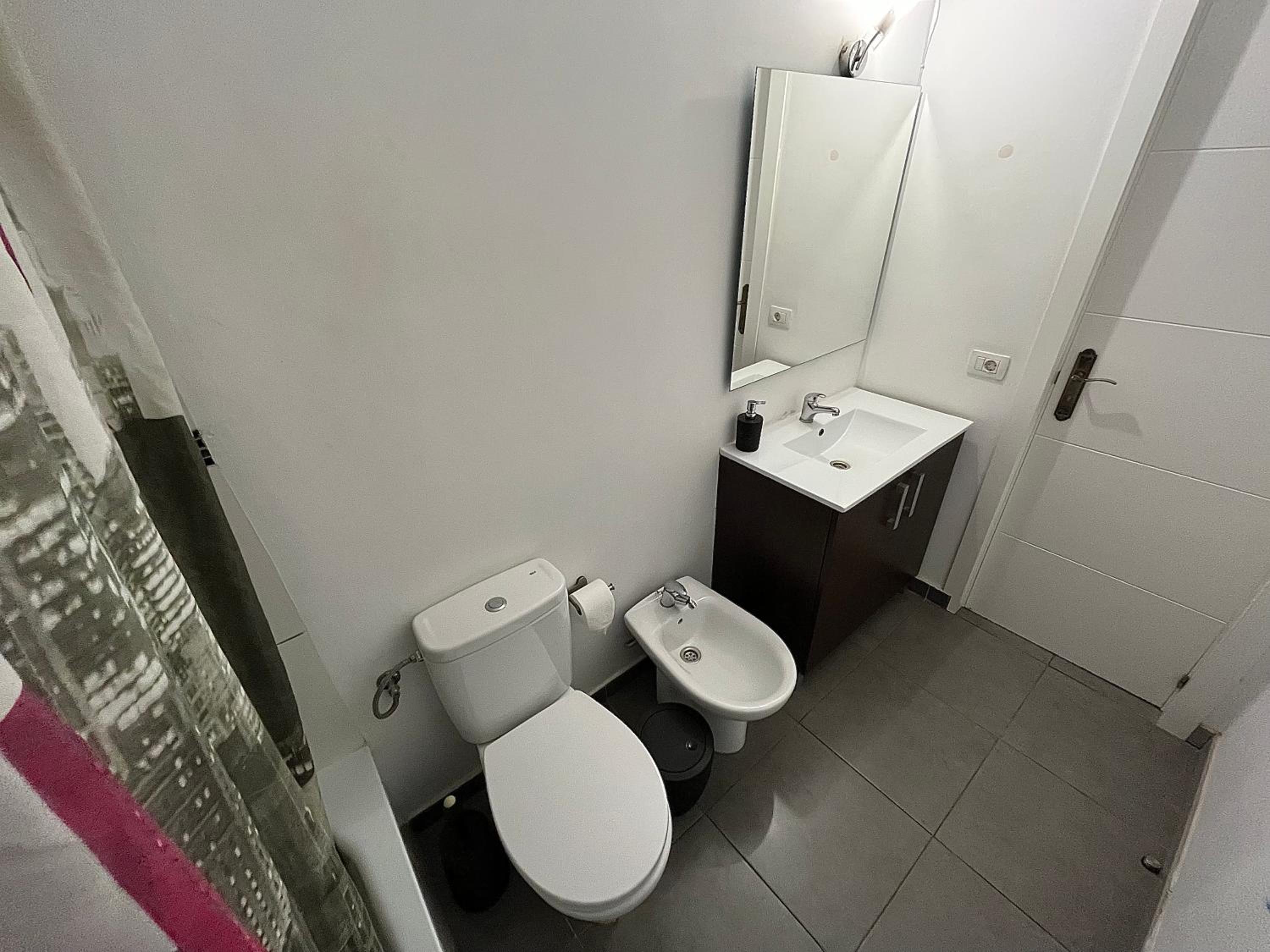 Queen Room with Private Bathroom - Photo 9