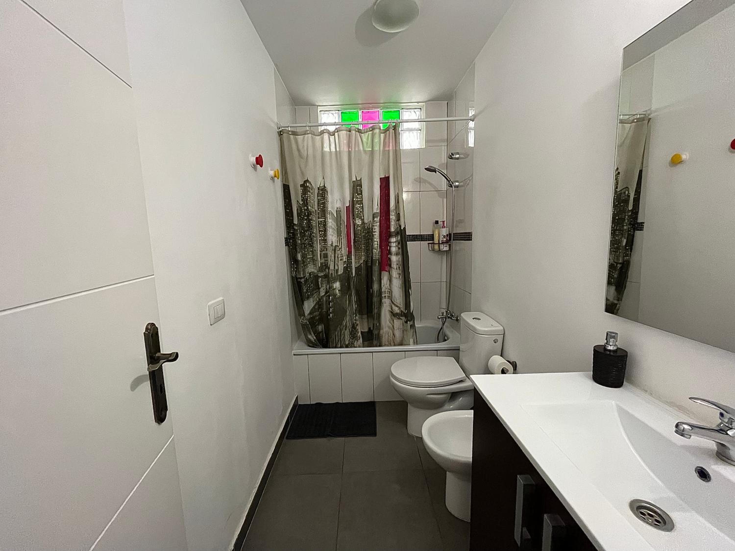 Queen Room with Private Bathroom - Photo 8