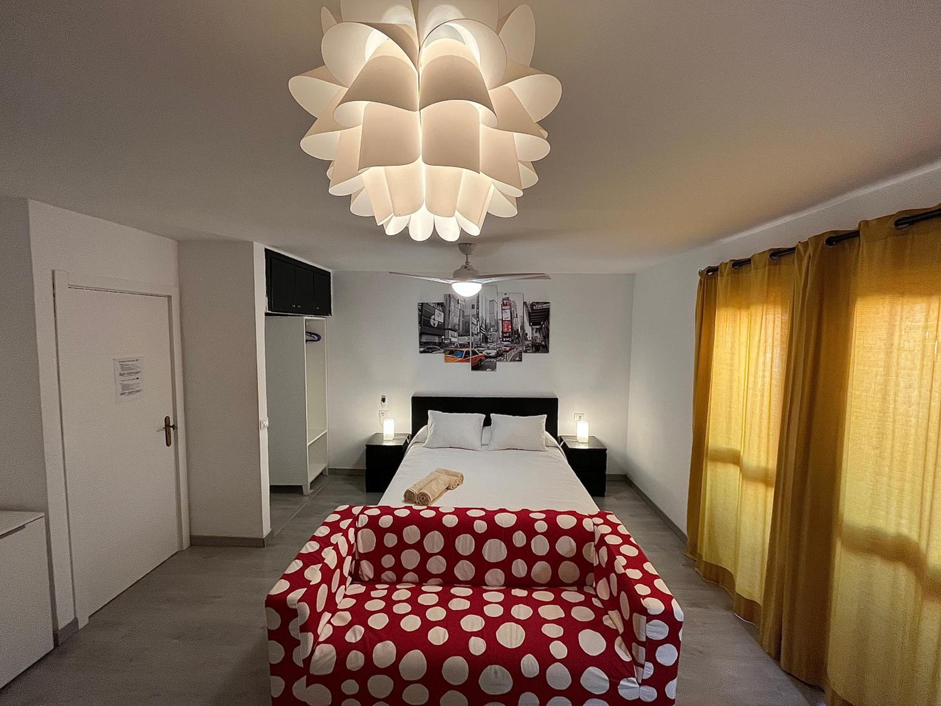 Queen Room with Private Bathroom - Photo 1