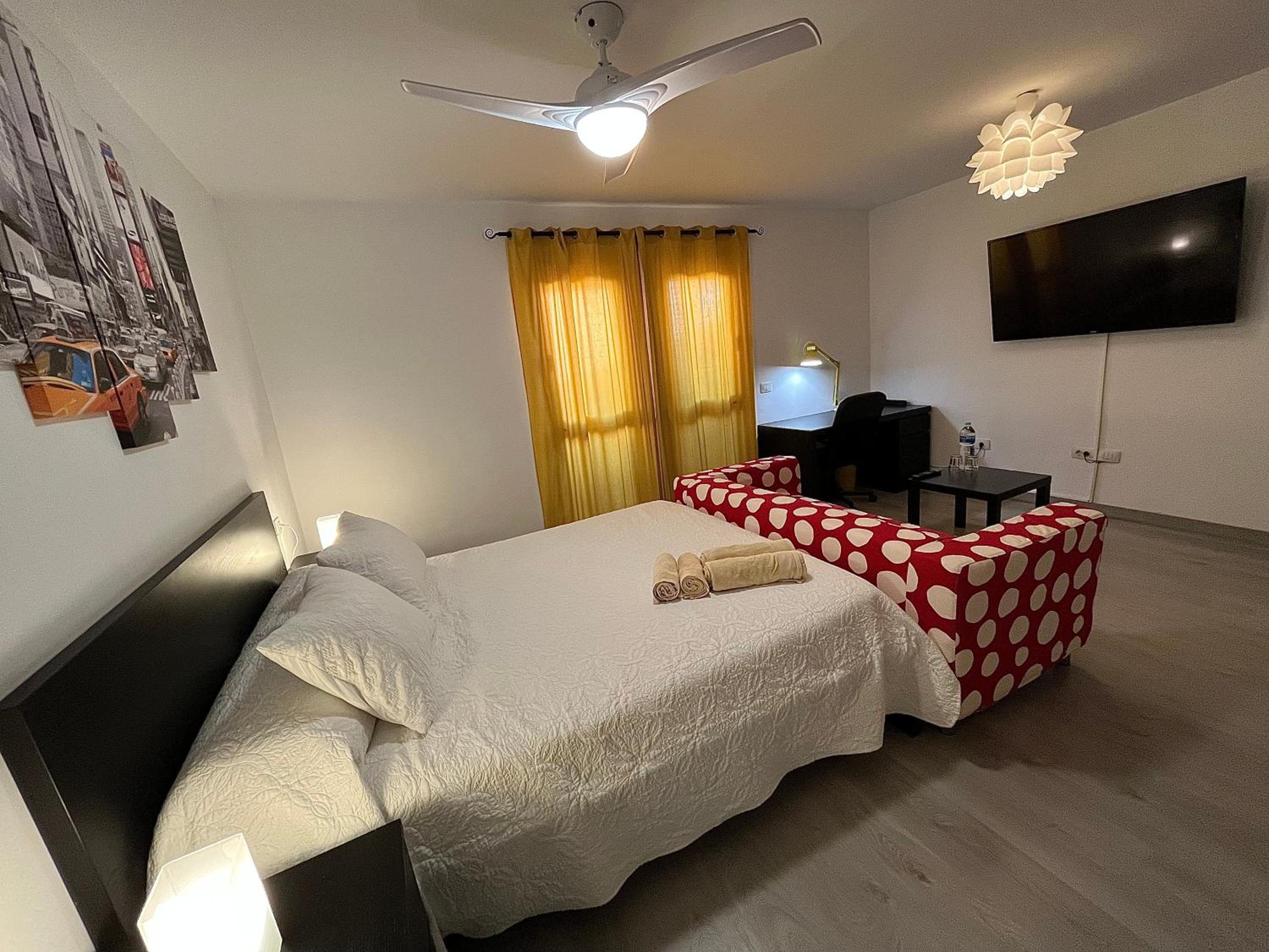 Queen Room with Private Bathroom - Photo 2