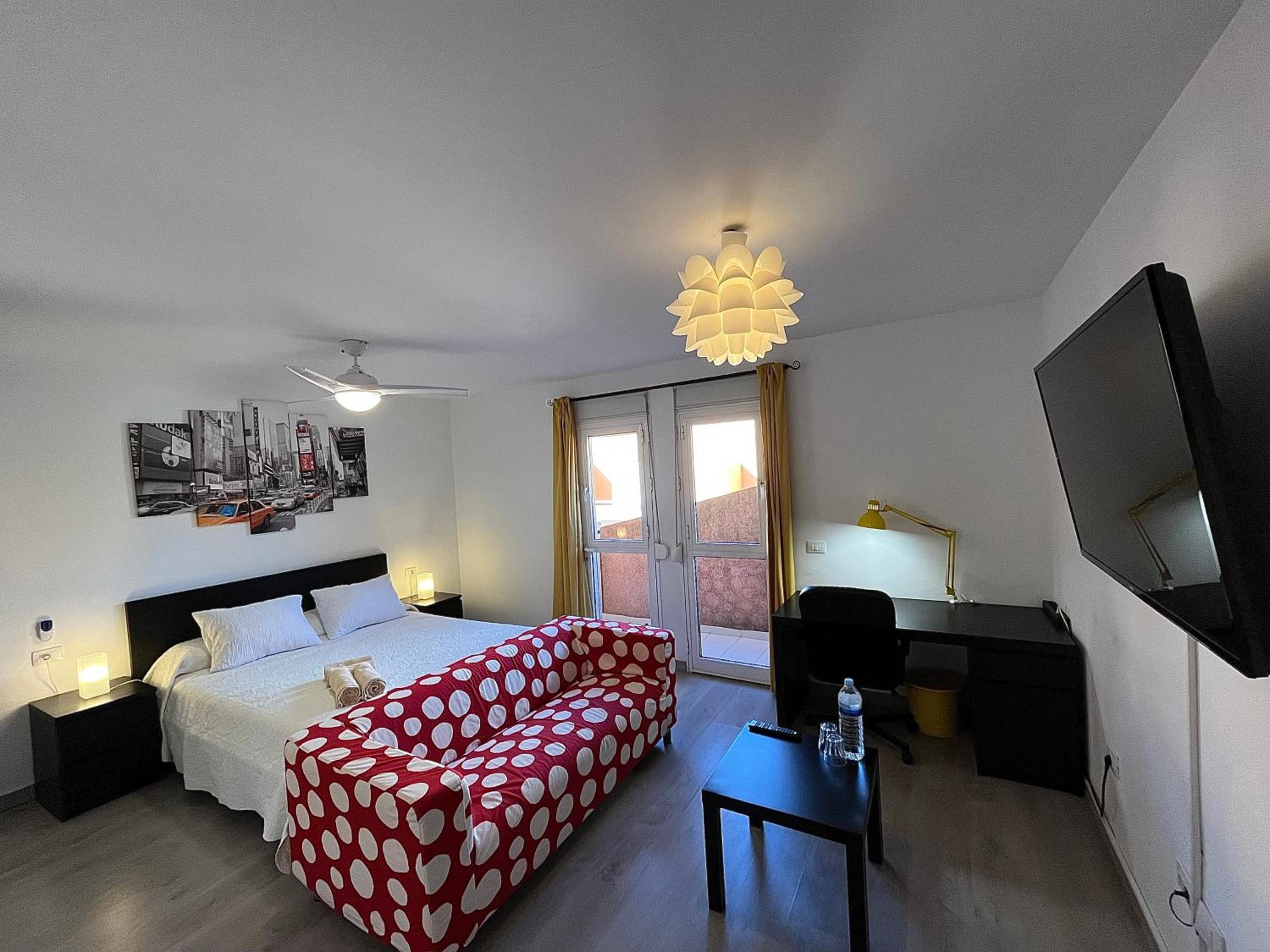 Queen Room with Private Bathroom - Photo 6