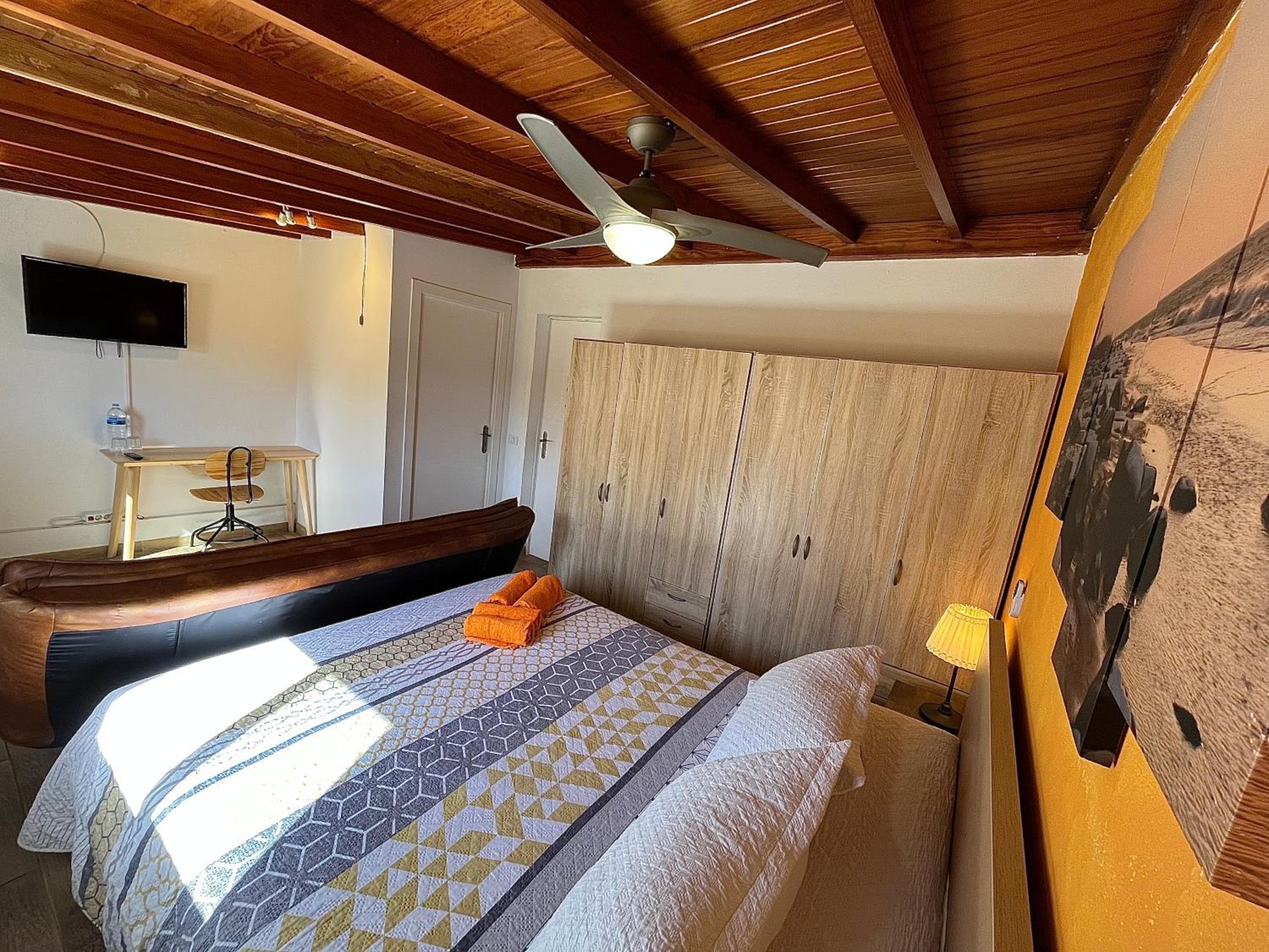 Double Room with Private Bathroom - Photo 2