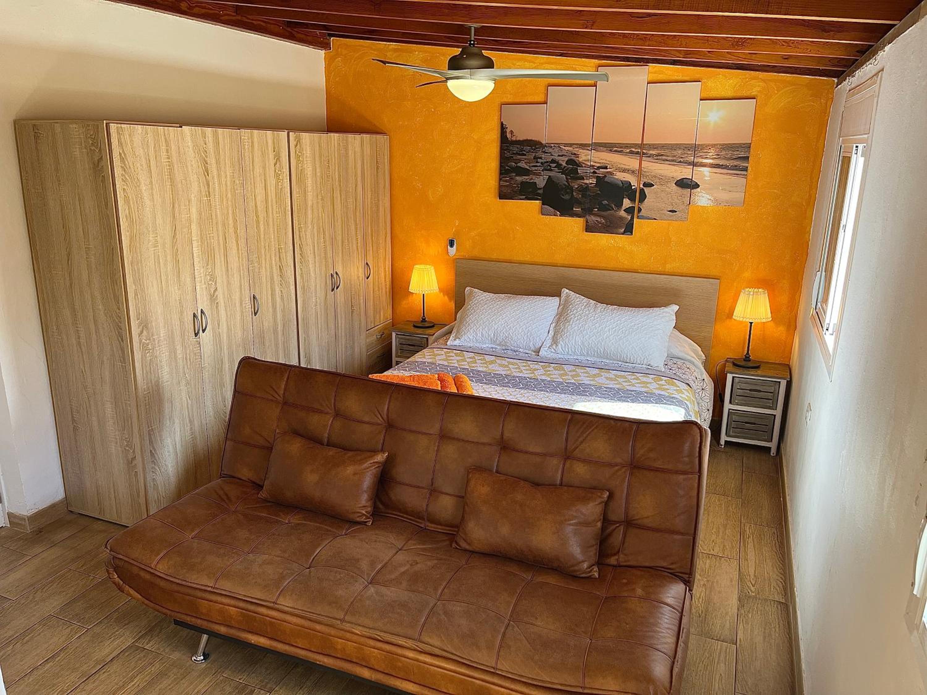 Double Room with Private Bathroom - Photo 9