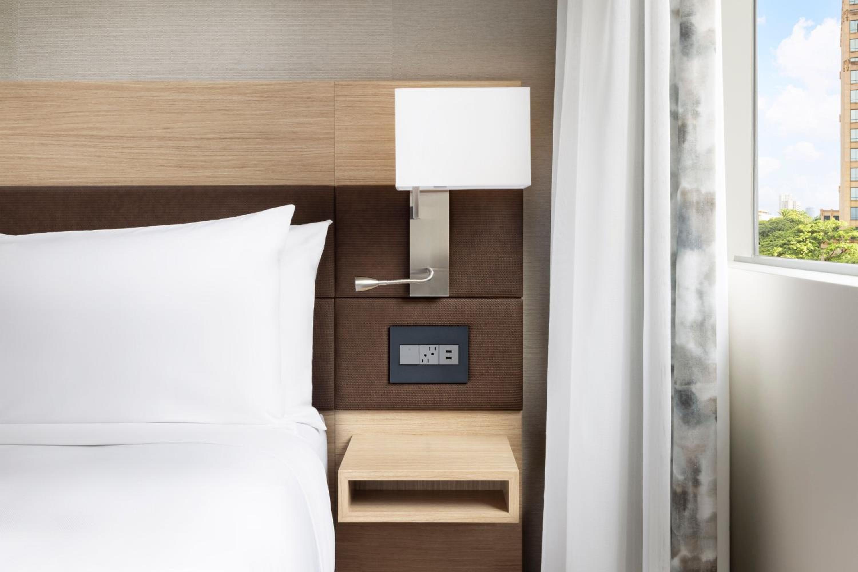 Deluxe King Room with City View - Photo 5