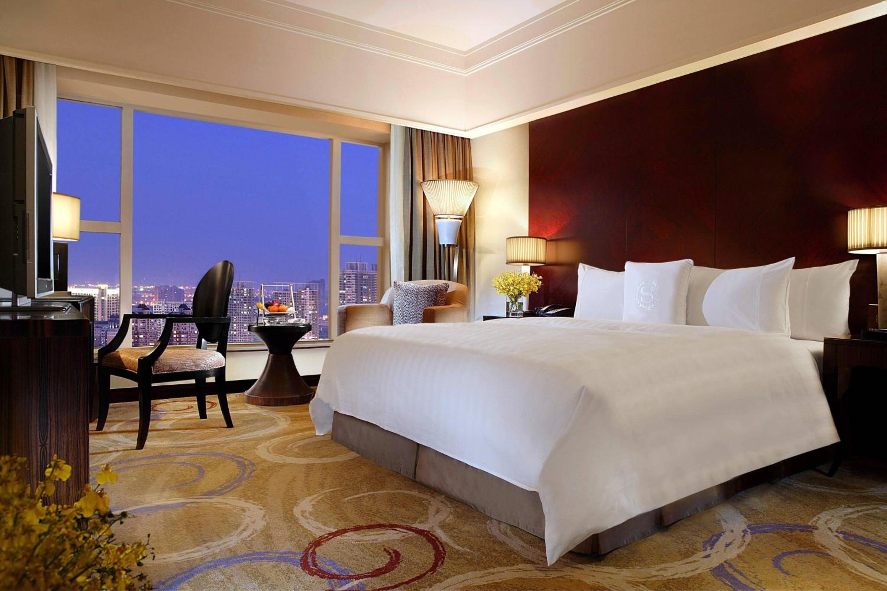 Executive Deluxe Room, Club level, Larger Guest room, 1 King - Photo 7