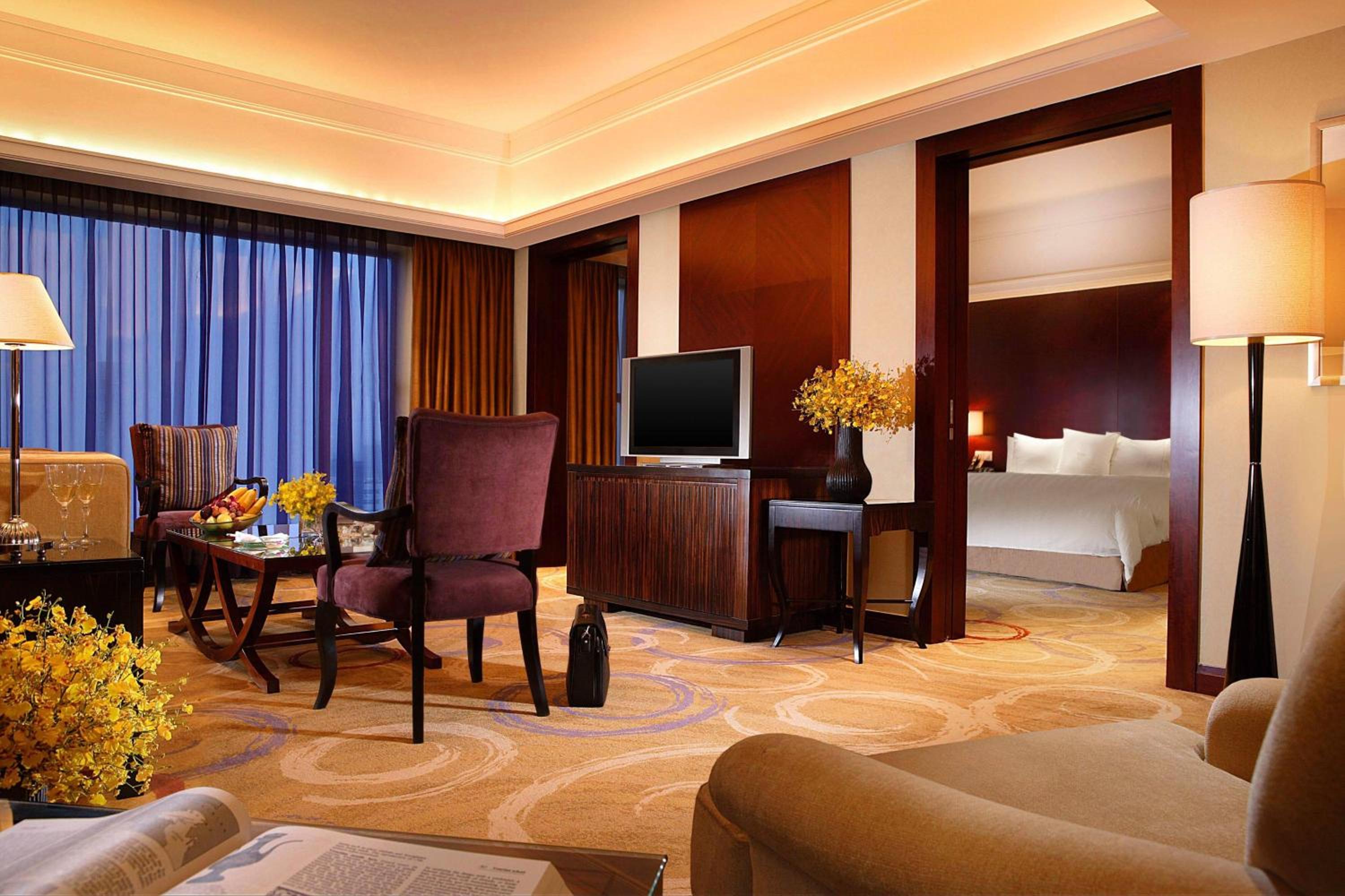 Deluxe Suite, Club level, 1 Bedroom Larger Suite, 1 King - Photo 4