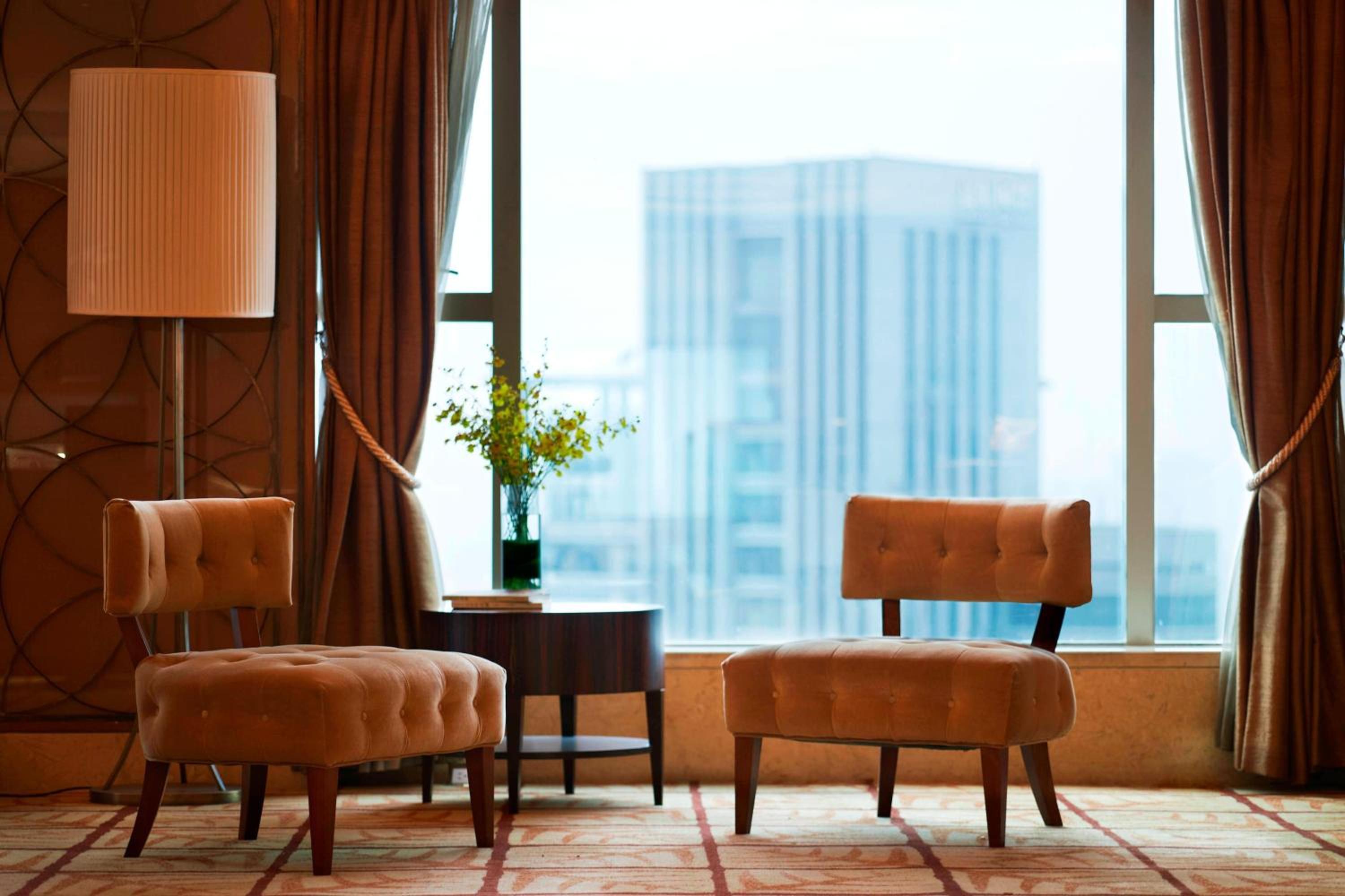 Executive Deluxe Room, Club level, Larger Guest room, 1 King - Photo 9