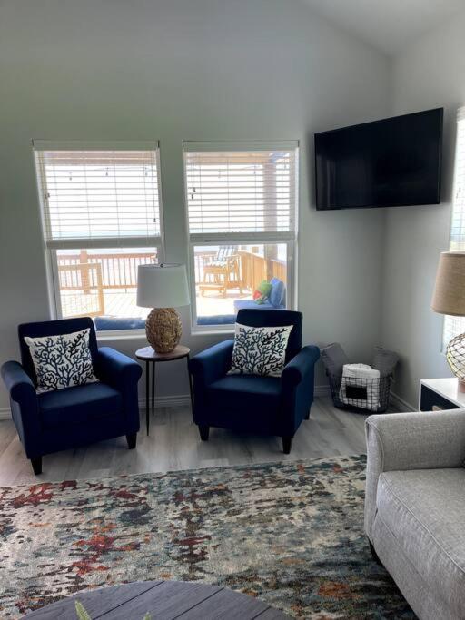 Three-Bedroom House photo 3