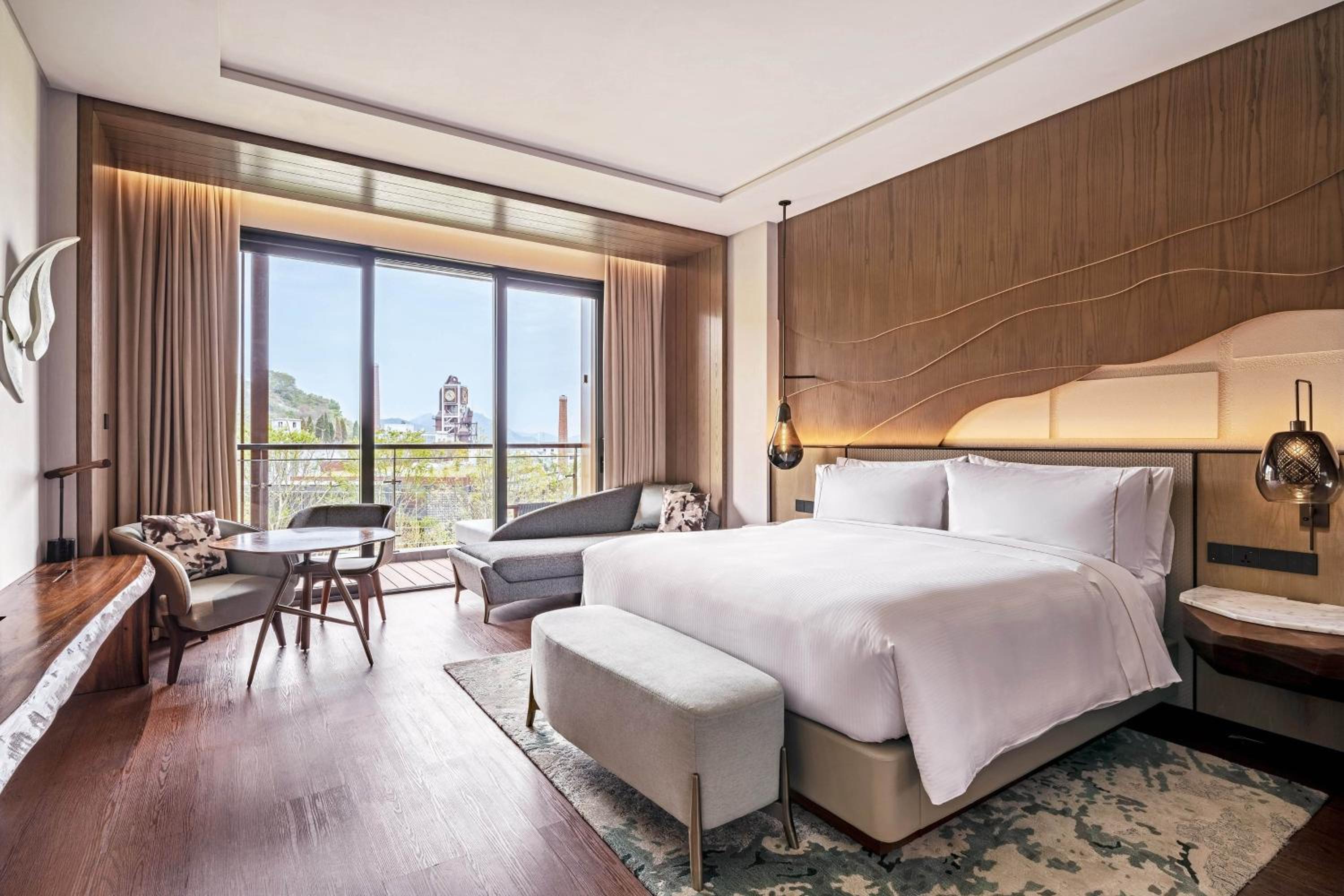 Deluxe Garden-View King Room - Photo 4