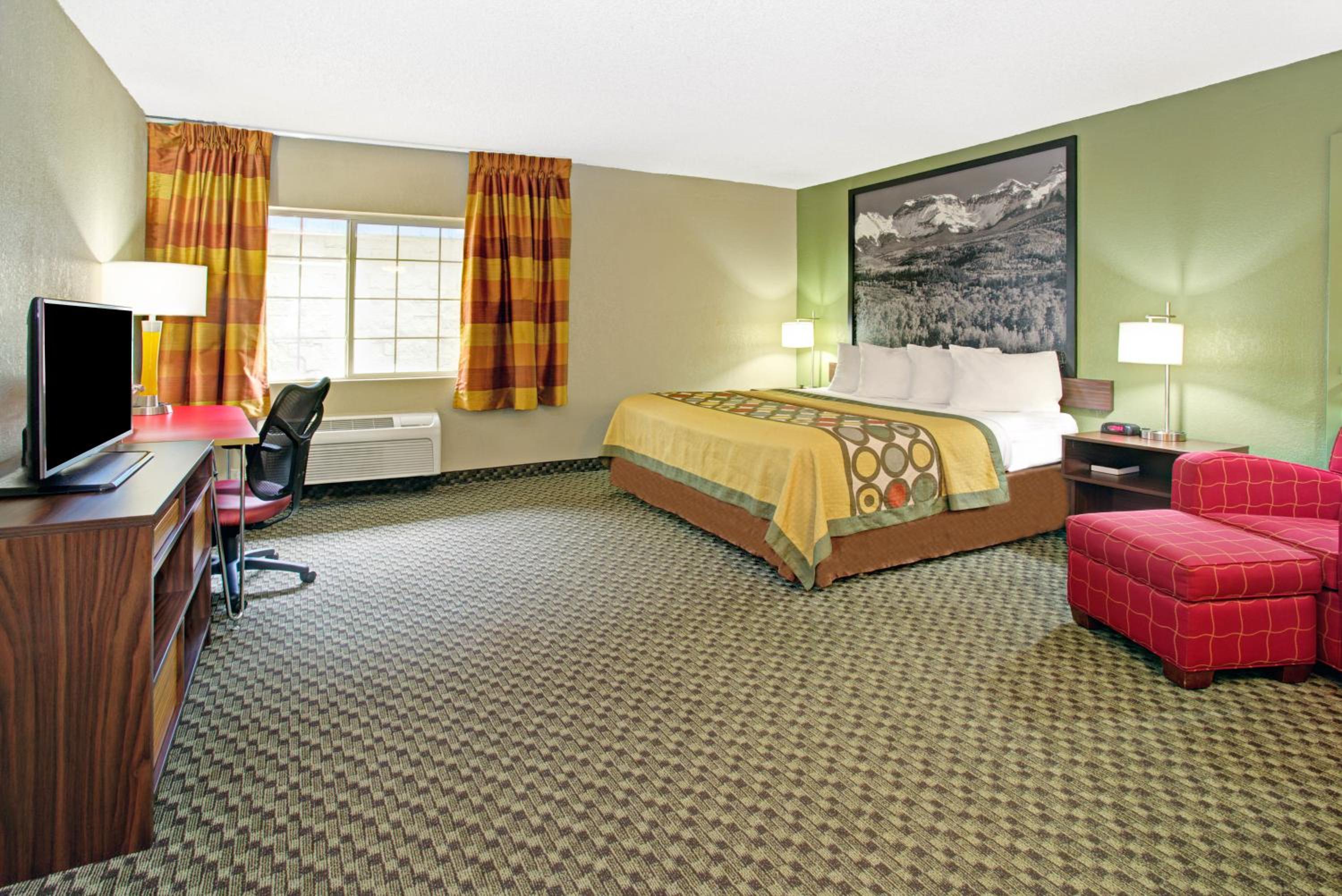 Deluxe King Room with Kitchennete - Non-Smoking - Photo 3