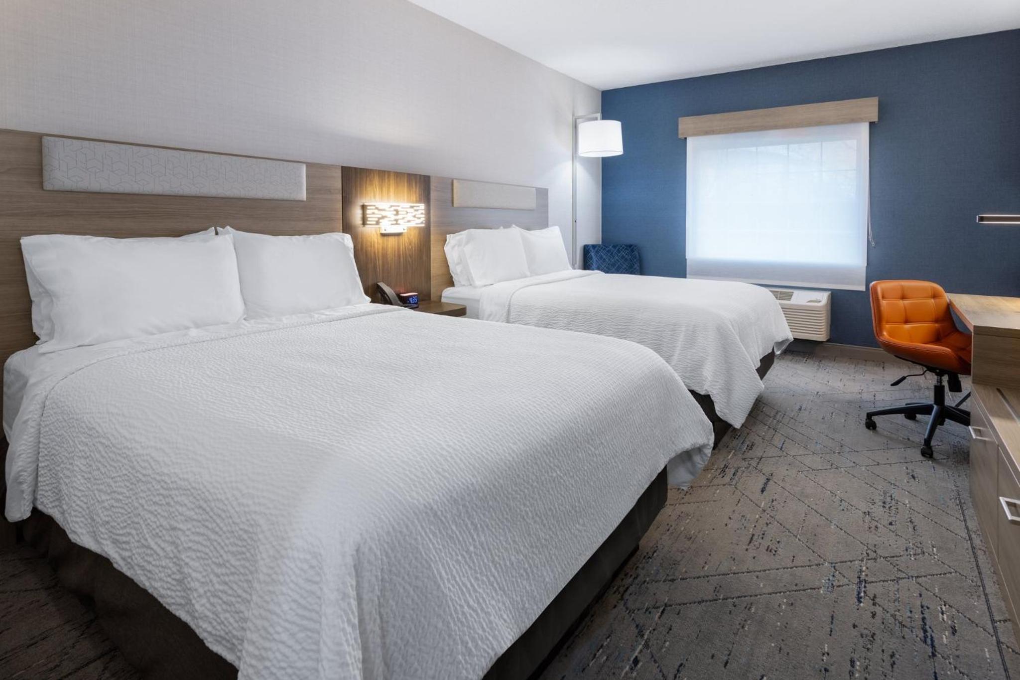 Standard Room with Two Queen Beds - Photo 3