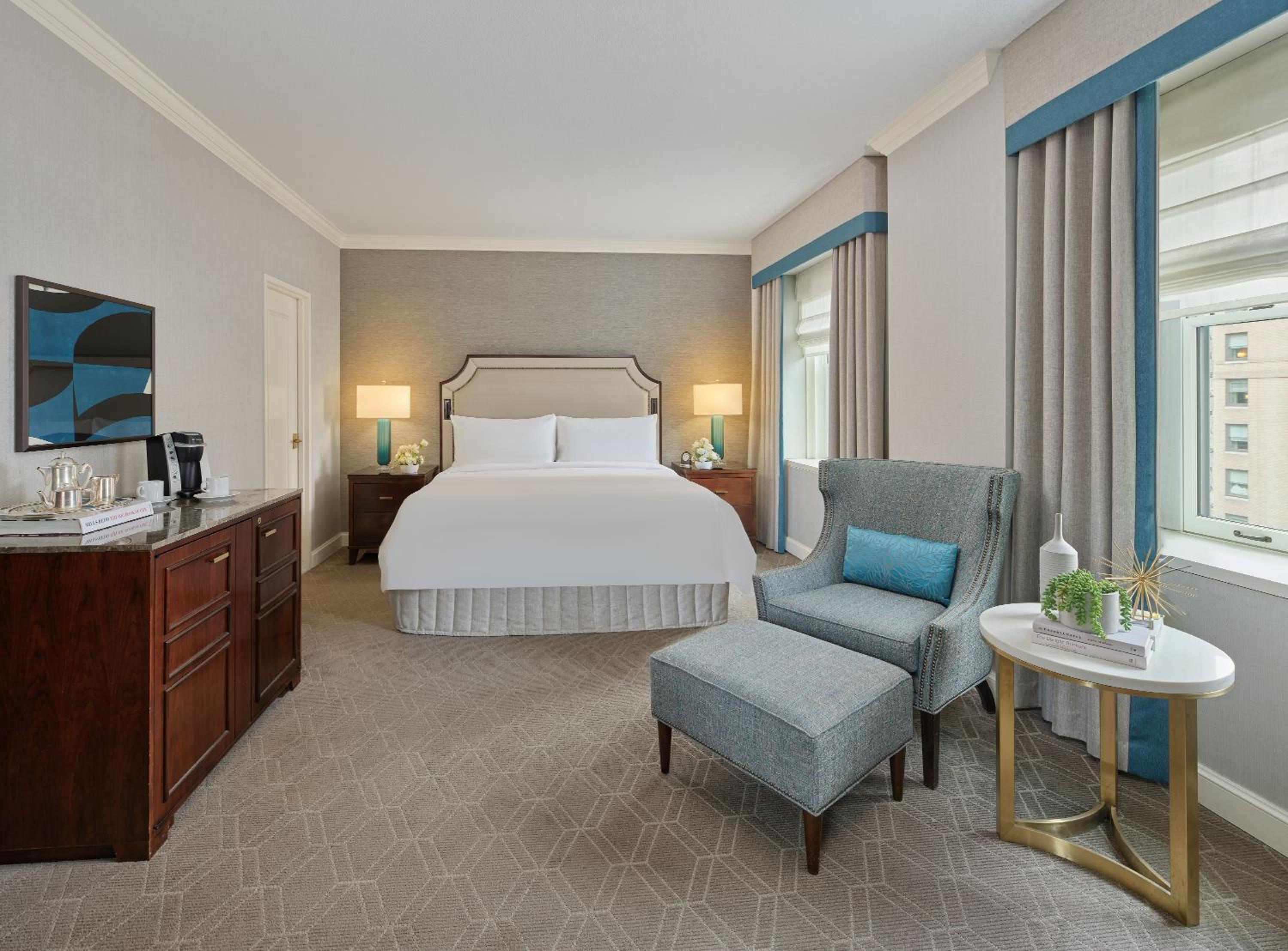 Deluxe Corner King Room - Photo 2