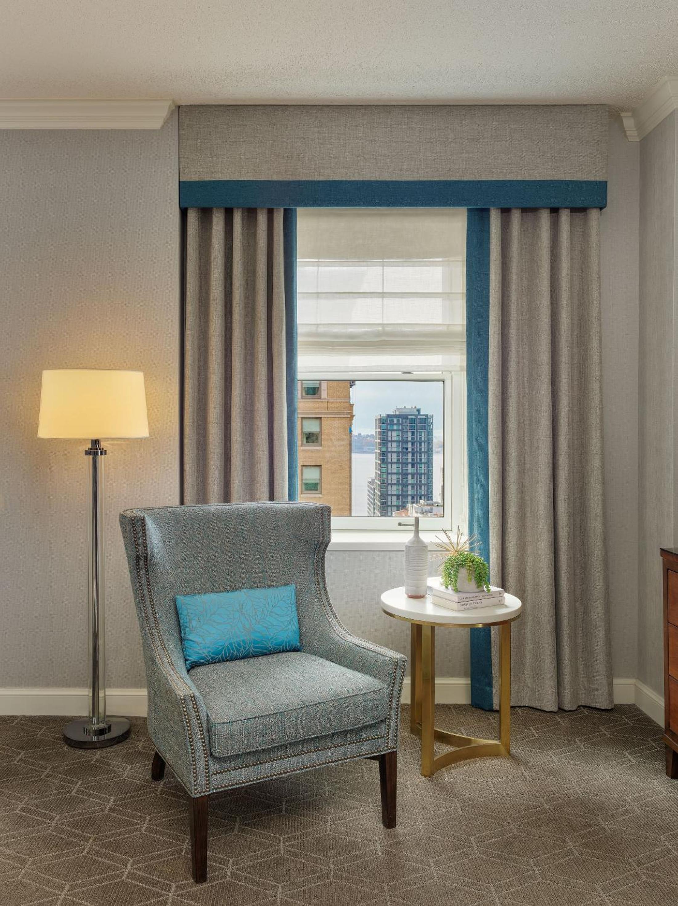 Deluxe Corner King Room - Photo 3