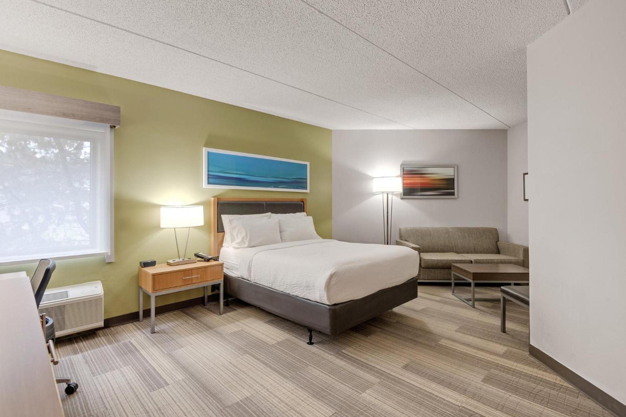 Queen Room with Single Sofa Bed and Tub - Mobility Accessible  - Photo 1