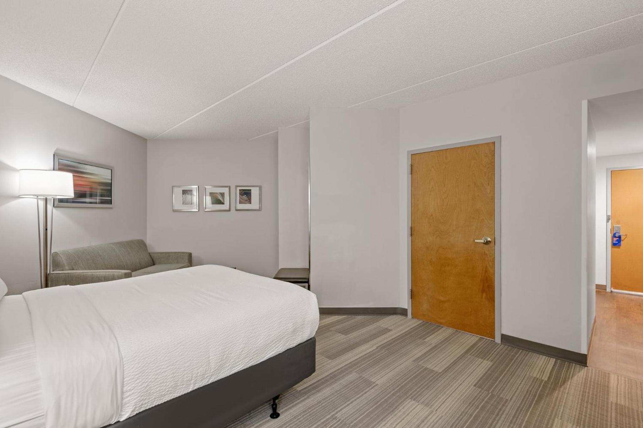 Queen Room with Single Sofa Bed and Tub - Mobility Accessible  - Photo 2