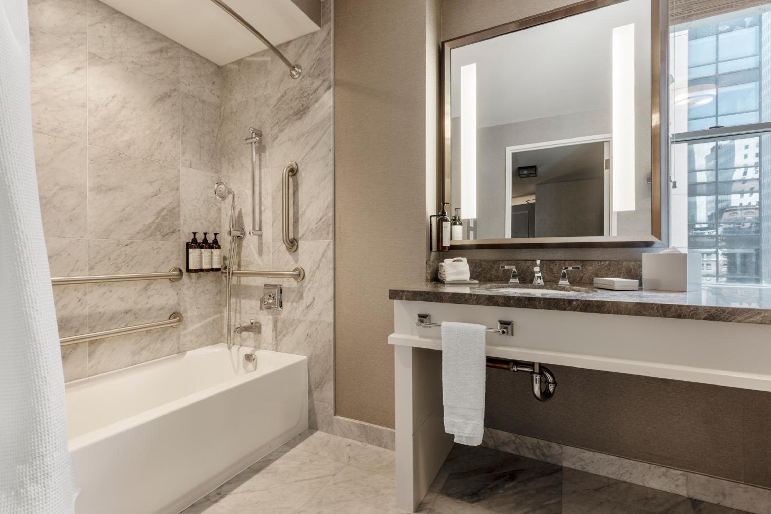 Deluxe Double Room with Two Double Beds - Photo 2