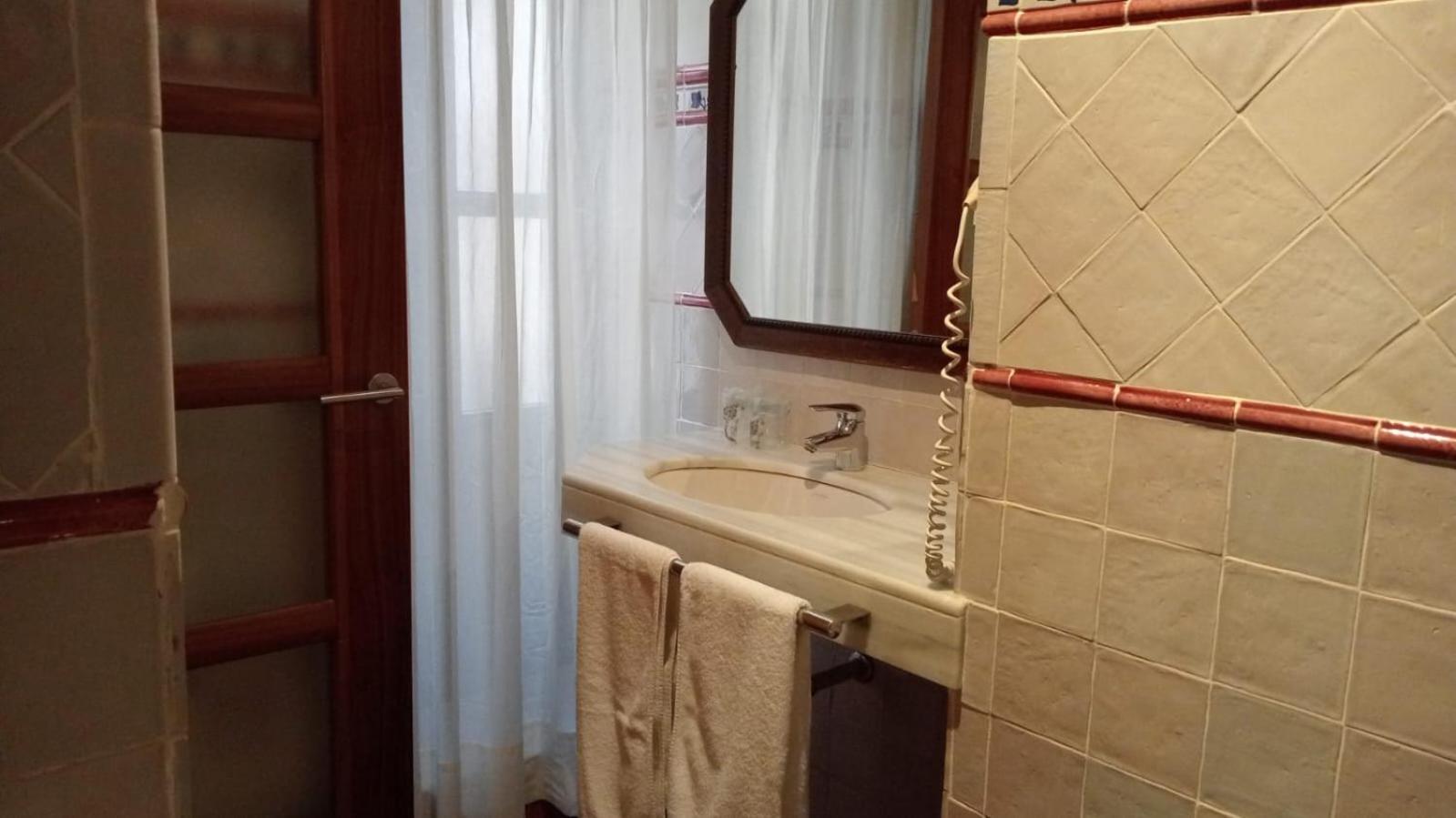 Economy Double Room - Photo 7