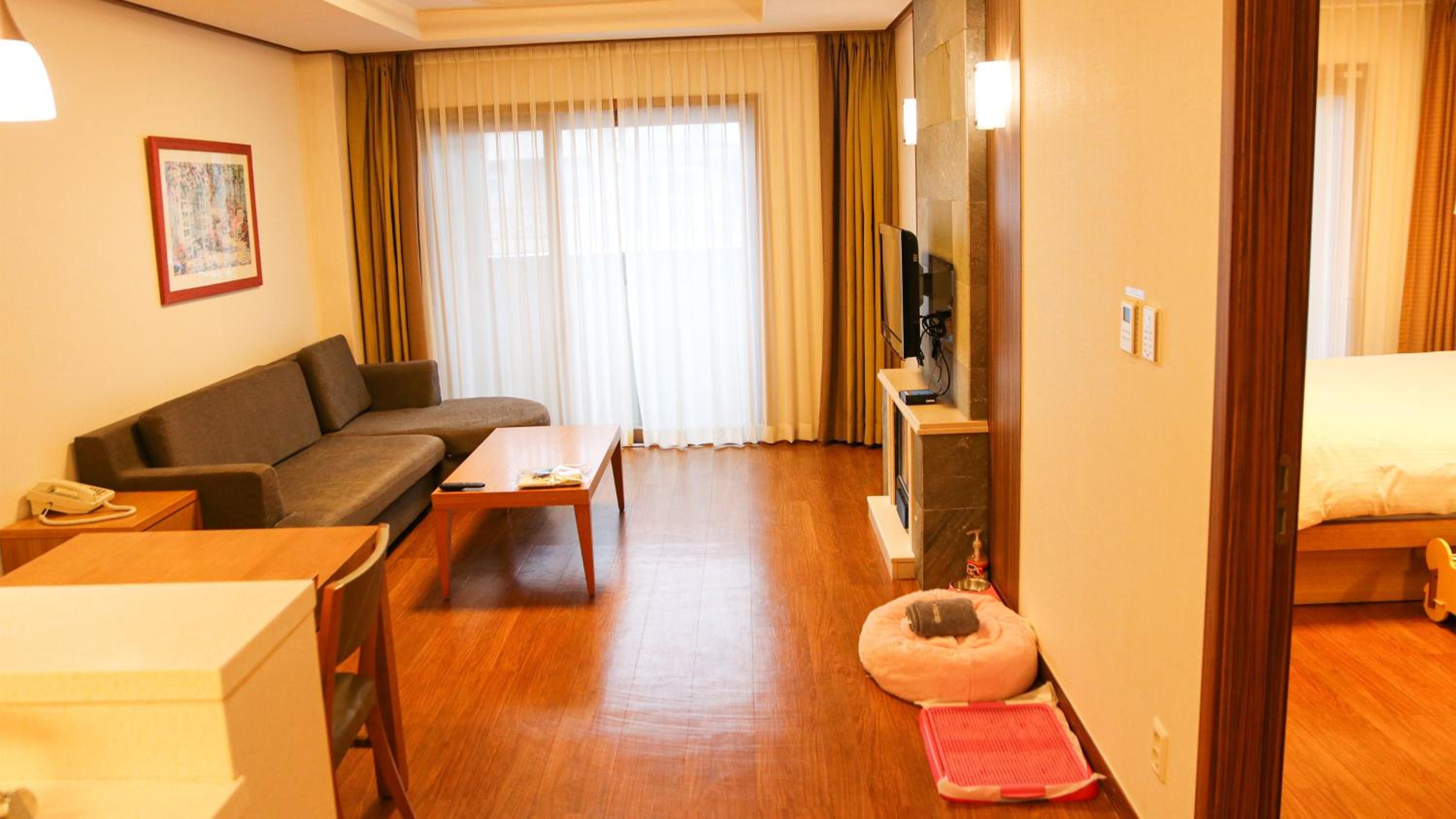 One-Bedroom Queen Suite - Pet Friendly