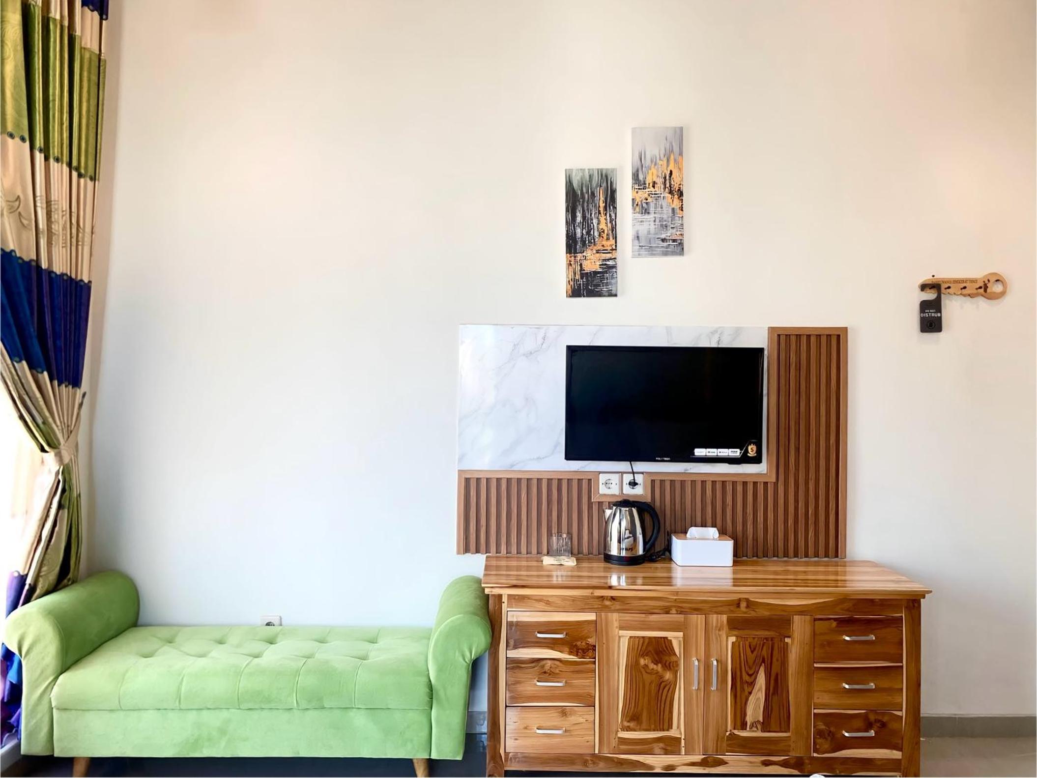 Standard Family Room photo 3