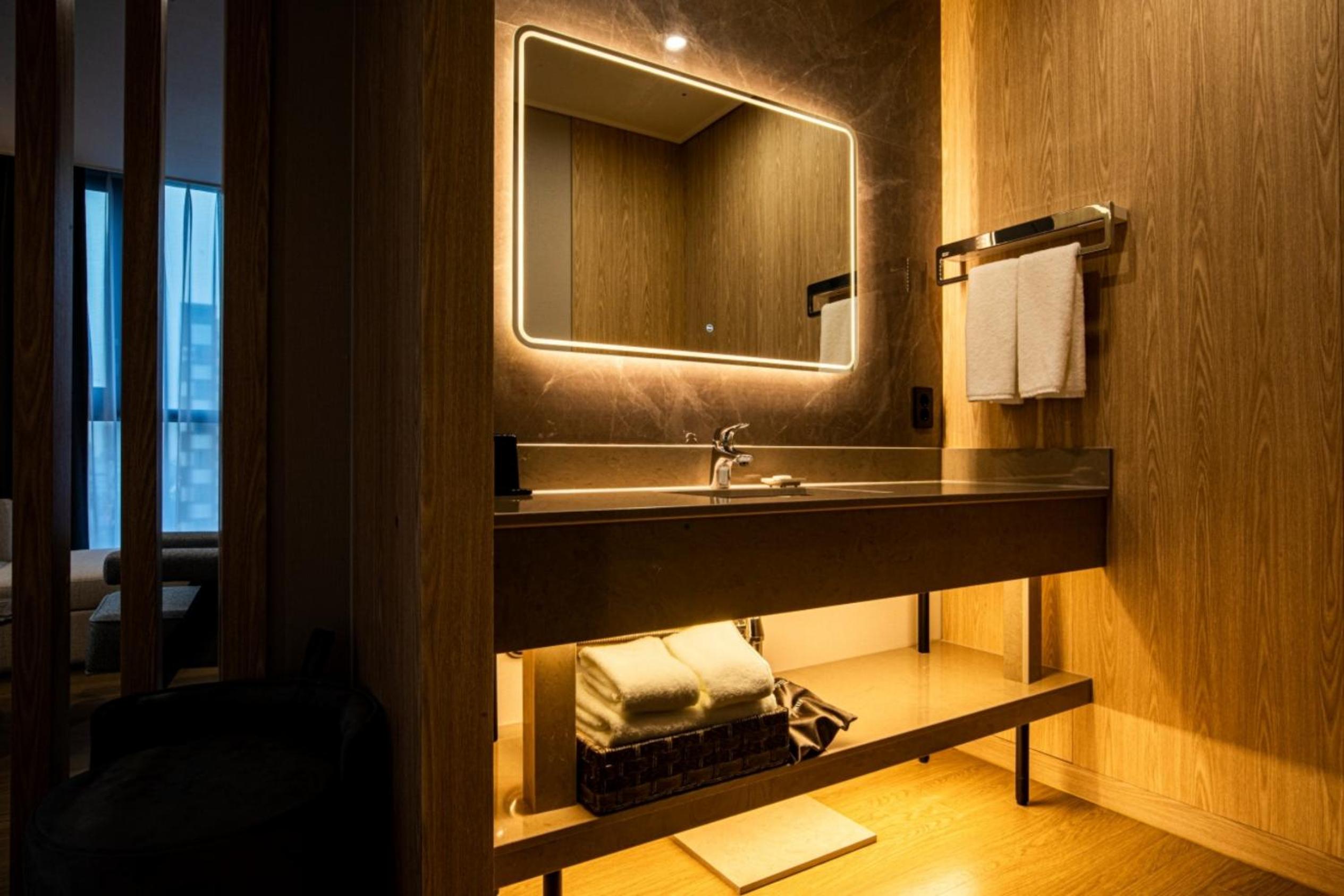 Corner Suite Twin photo 3