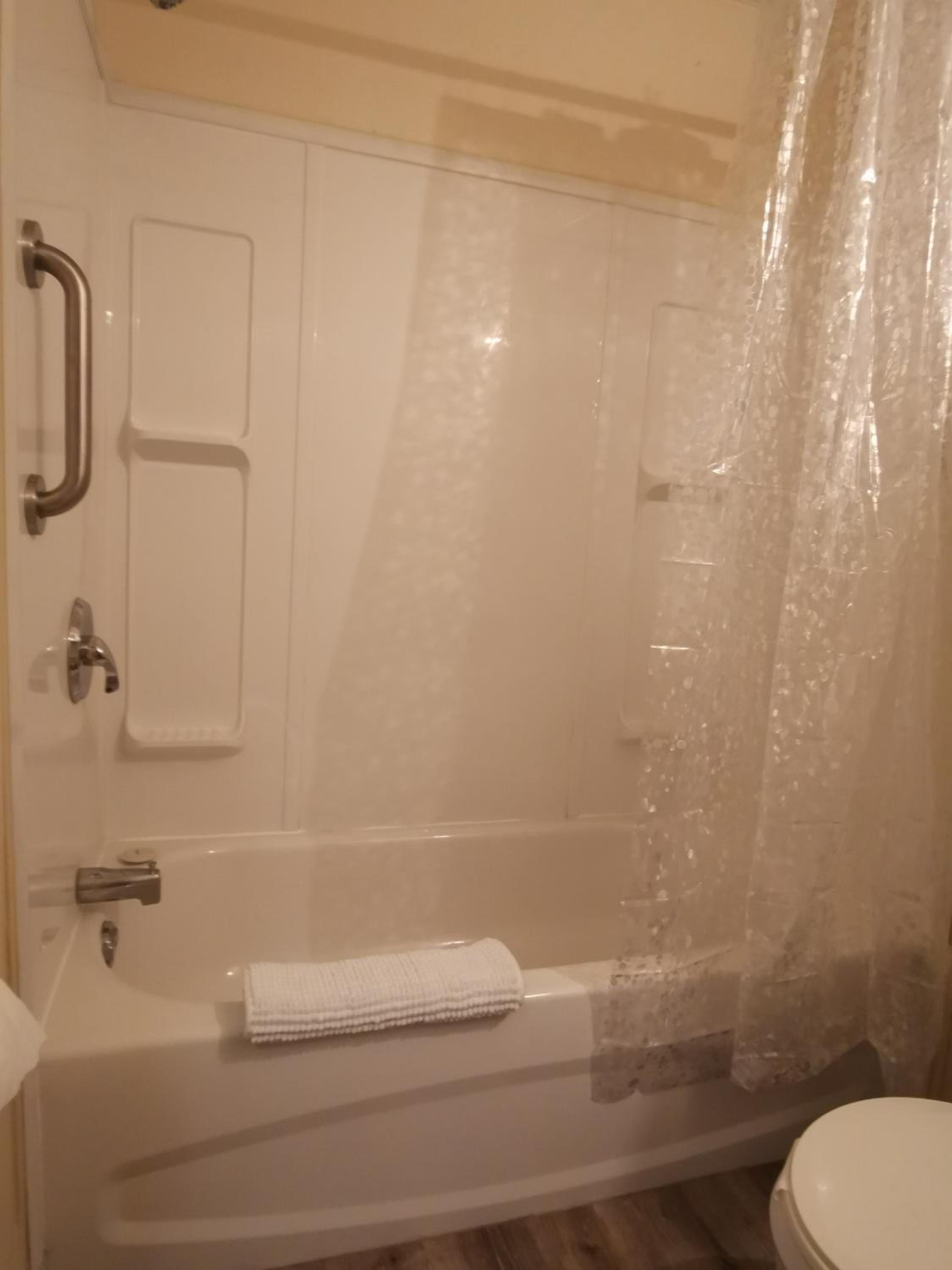 Queen Room photo 2