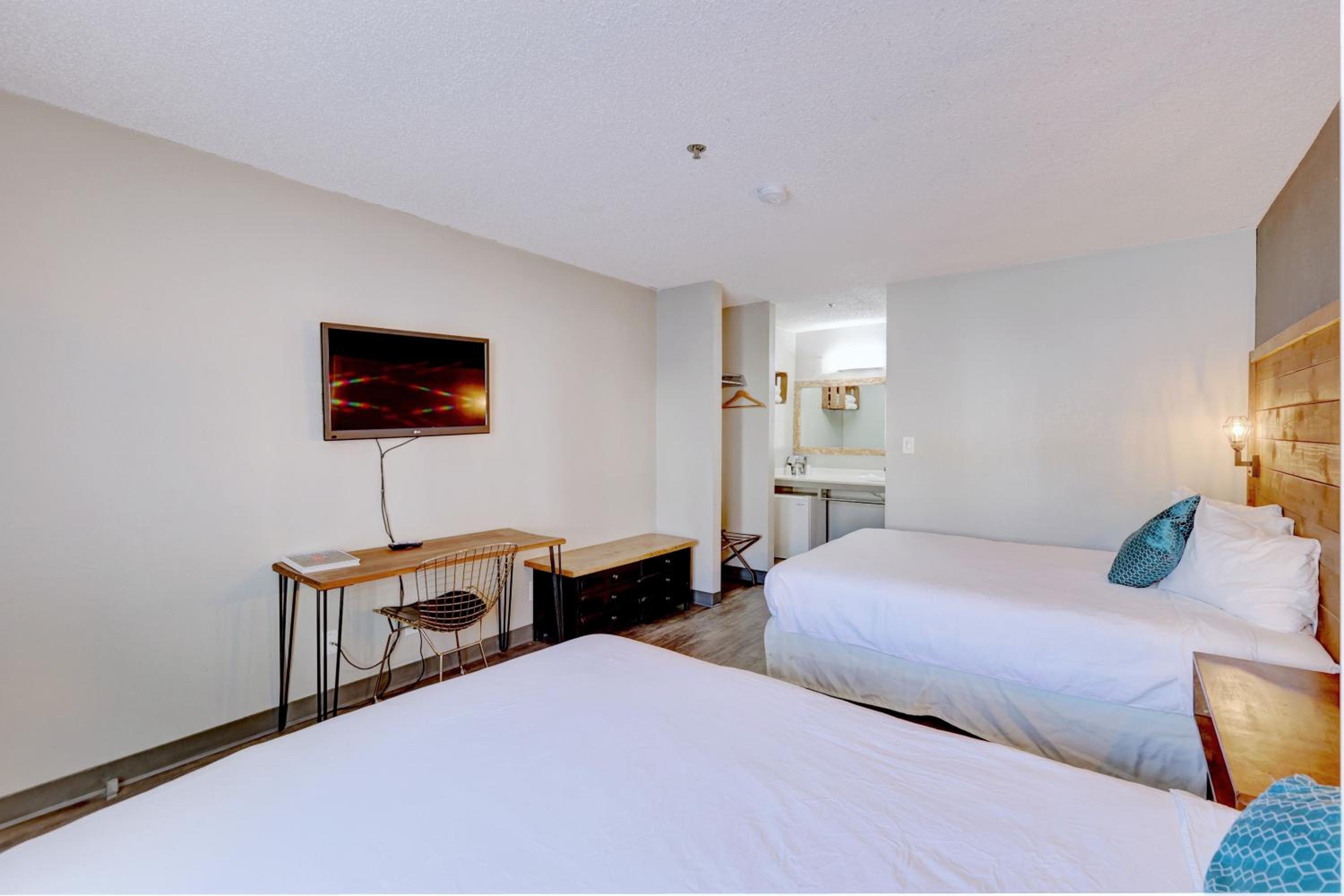 Queen Room with Two Queen Beds - Photo 5