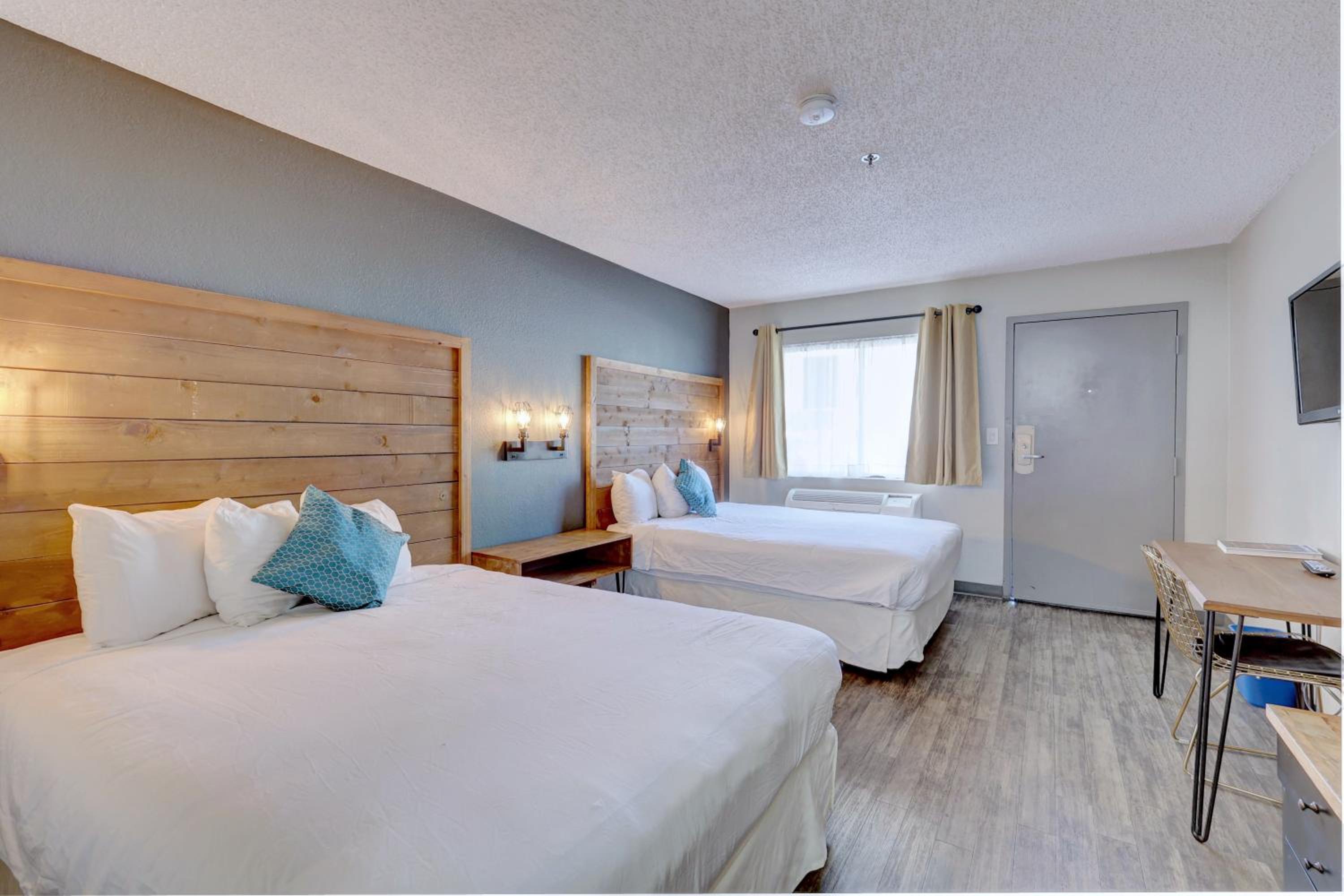 Queen Room with Two Queen Beds - Photo 4