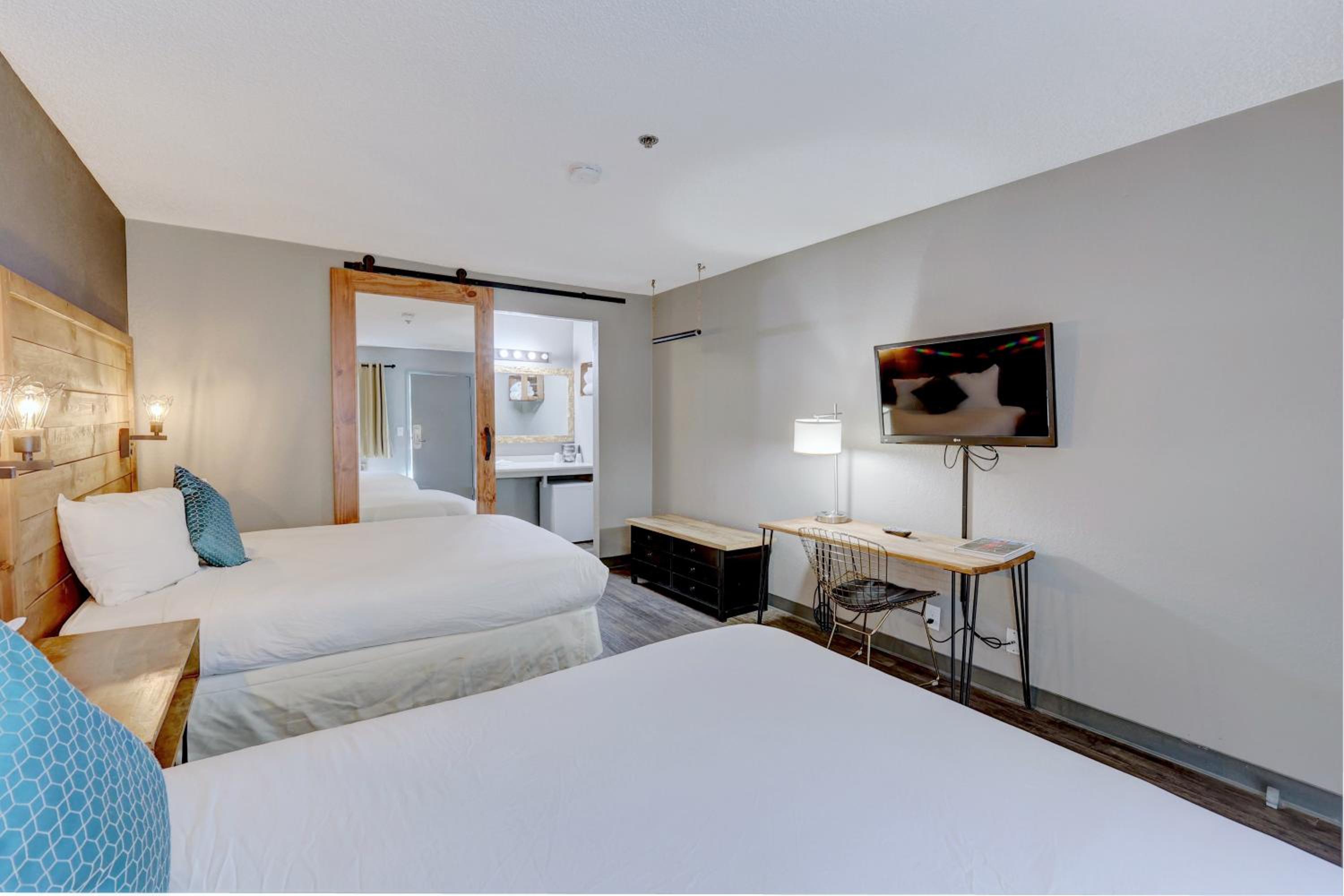 Queen Suite with Pool View - Photo 1