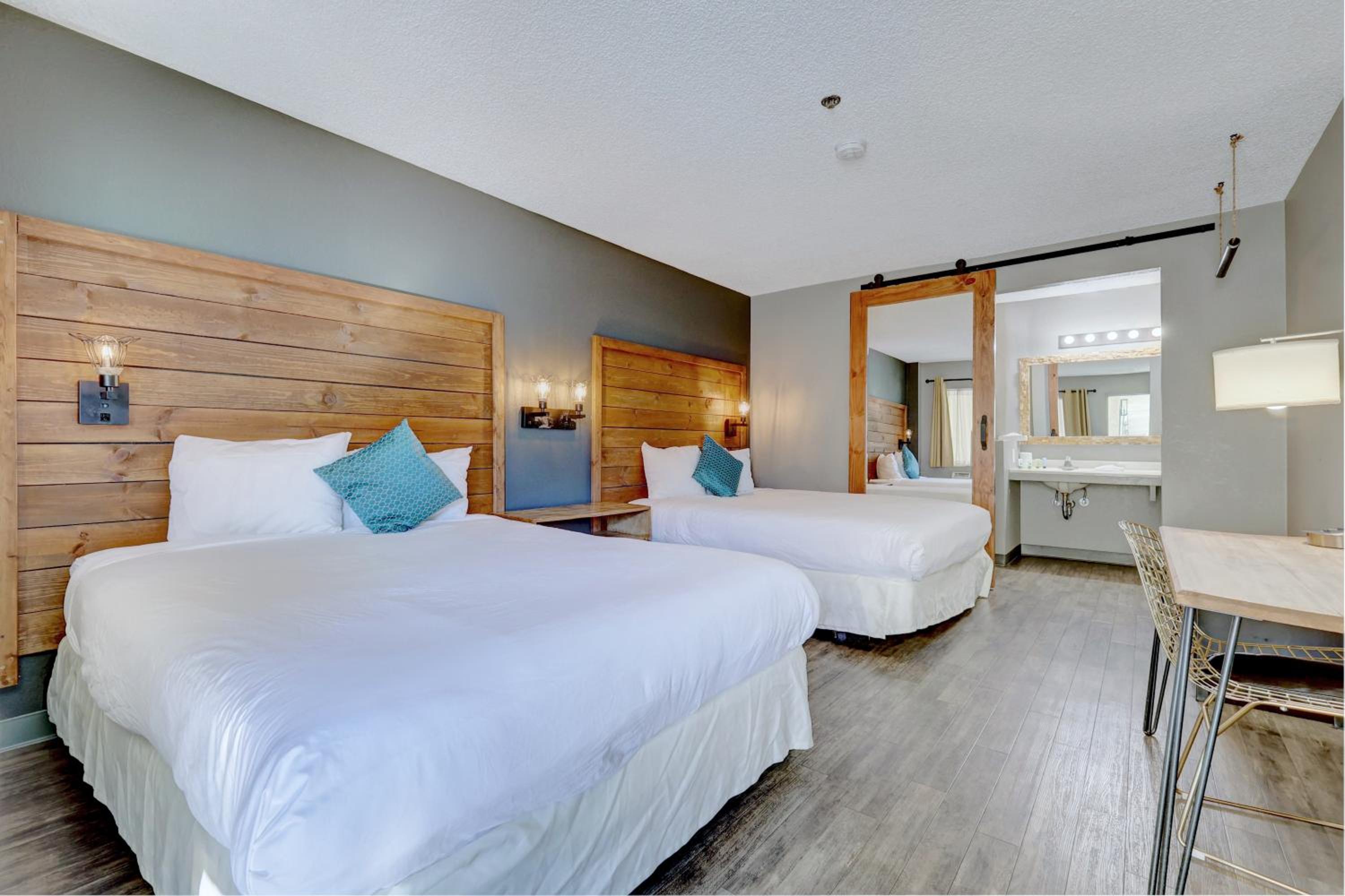 Queen Suite with Pool View - Photo 2