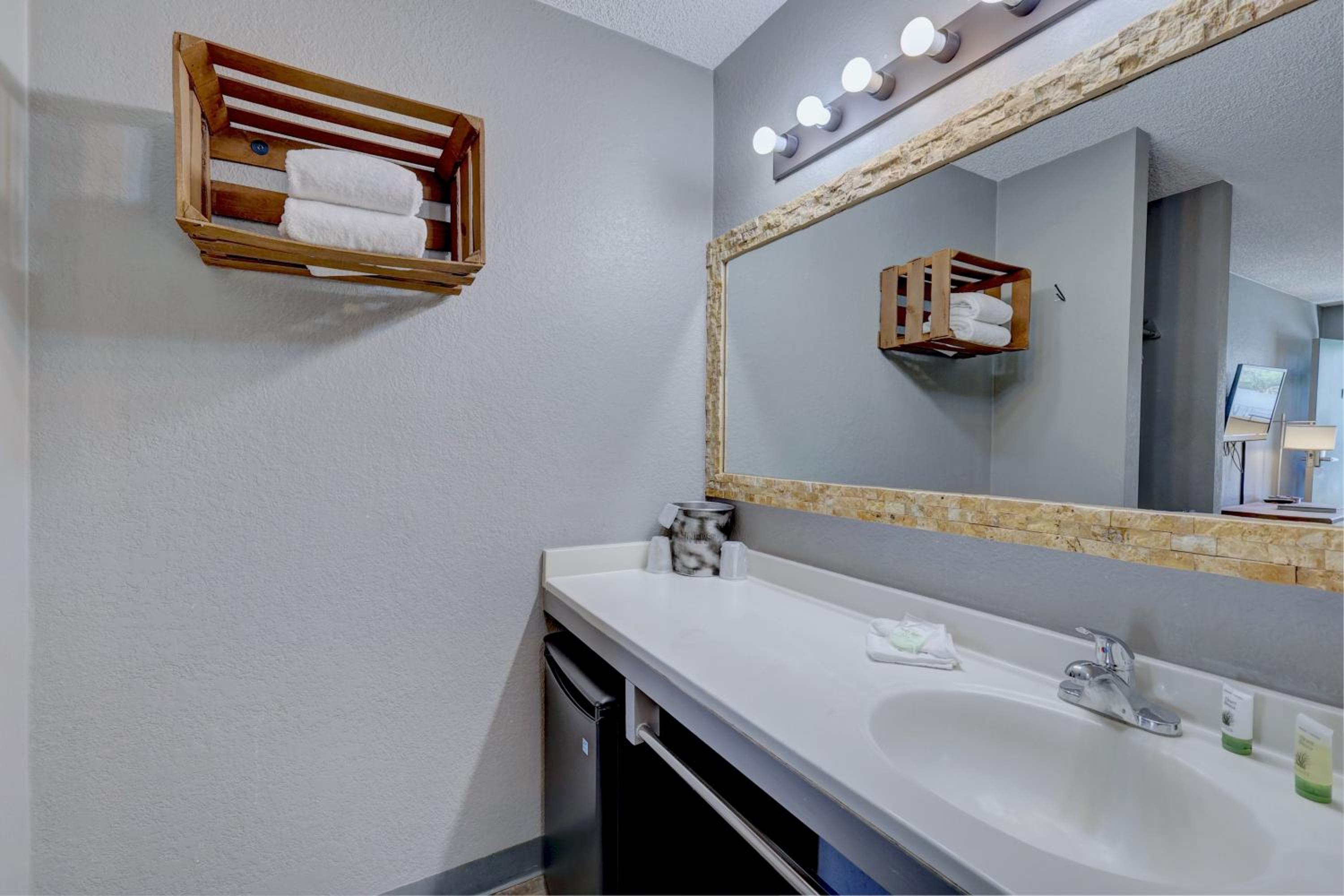 King Room with Pool View - Photo 4