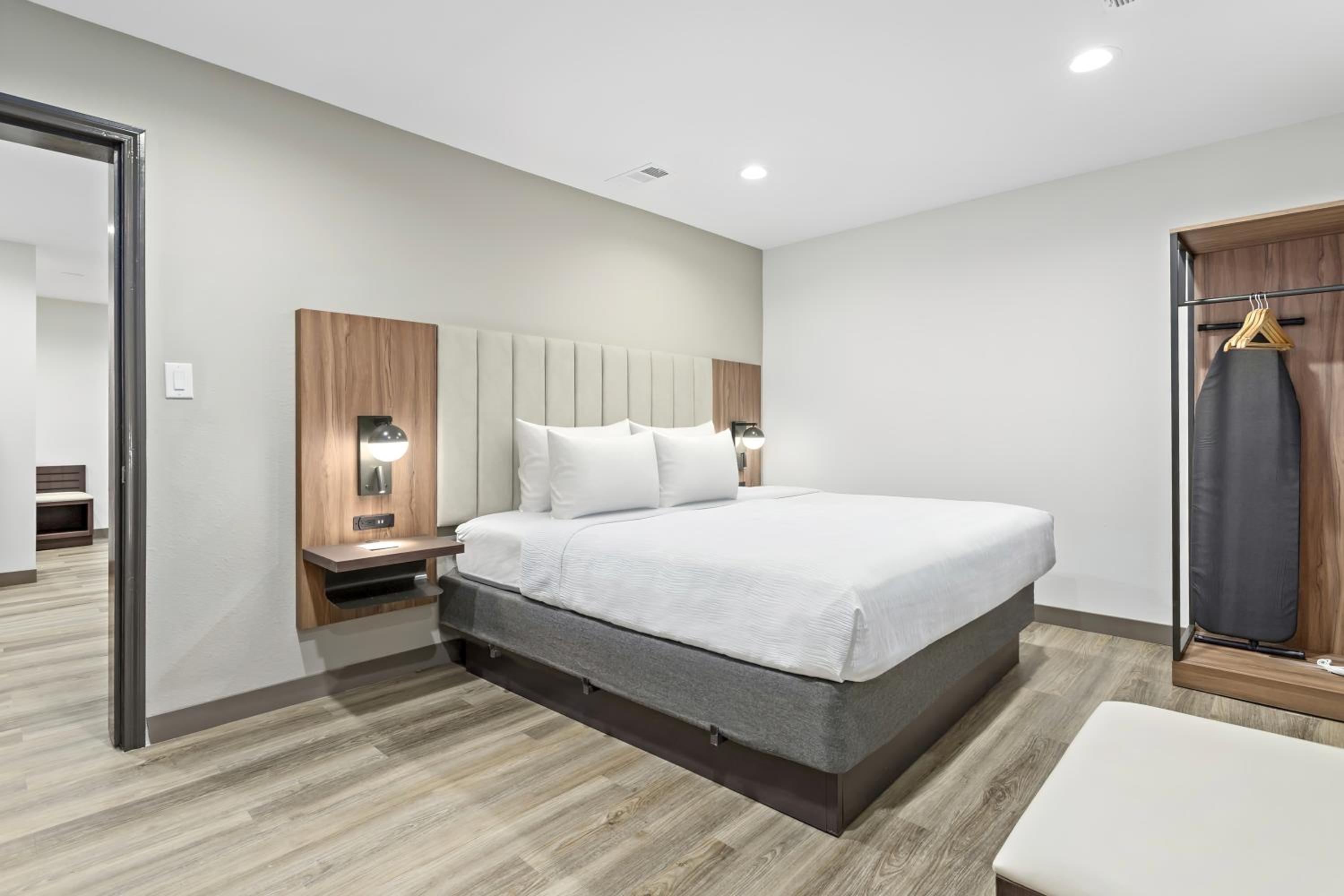 King Suite - Non-Smoking - Photo 11
