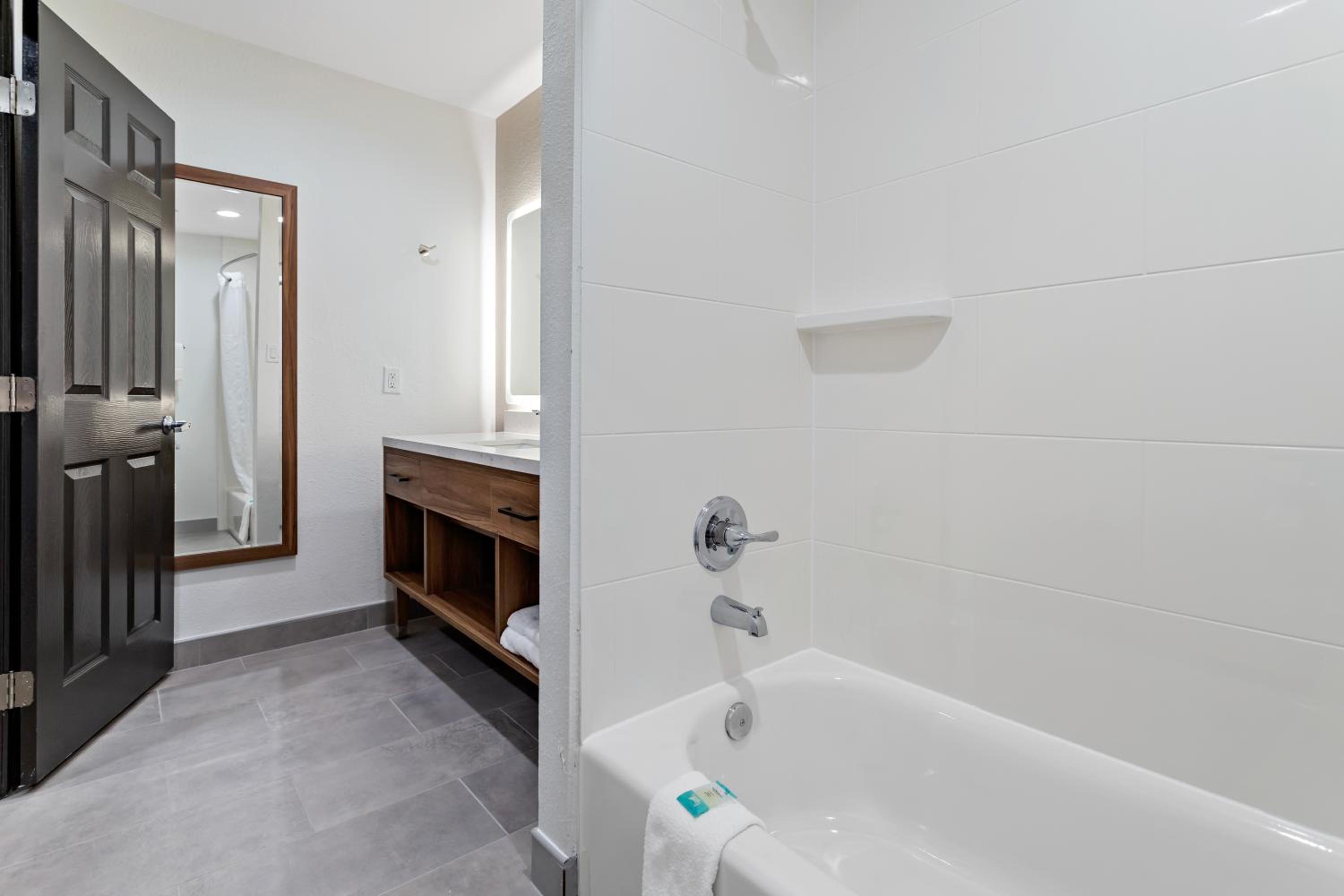 Premium King Room - Mobility Access/Non-Smoking - Photo 4