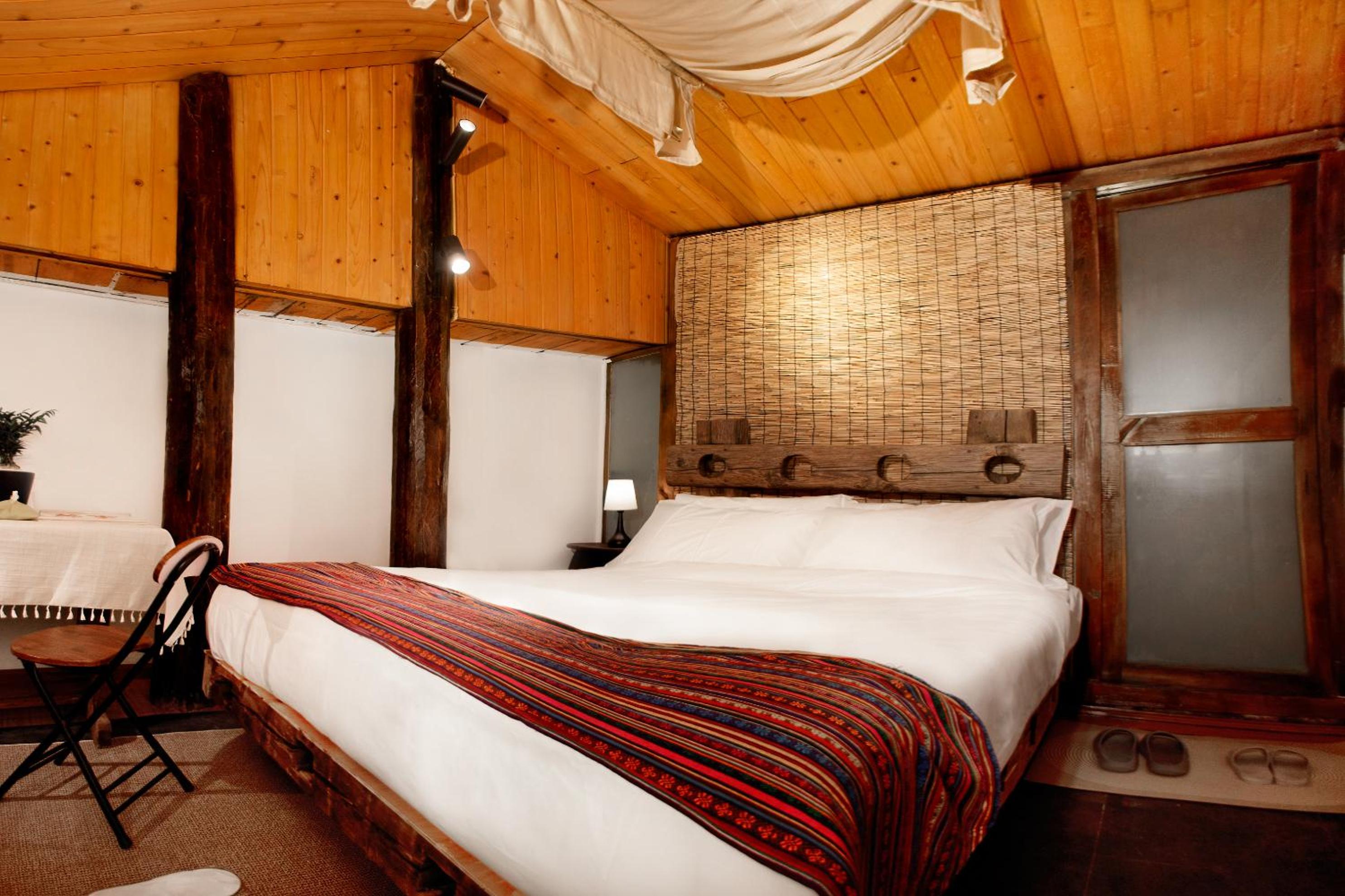 Naxi Style Private Queen Bed Room photo 2