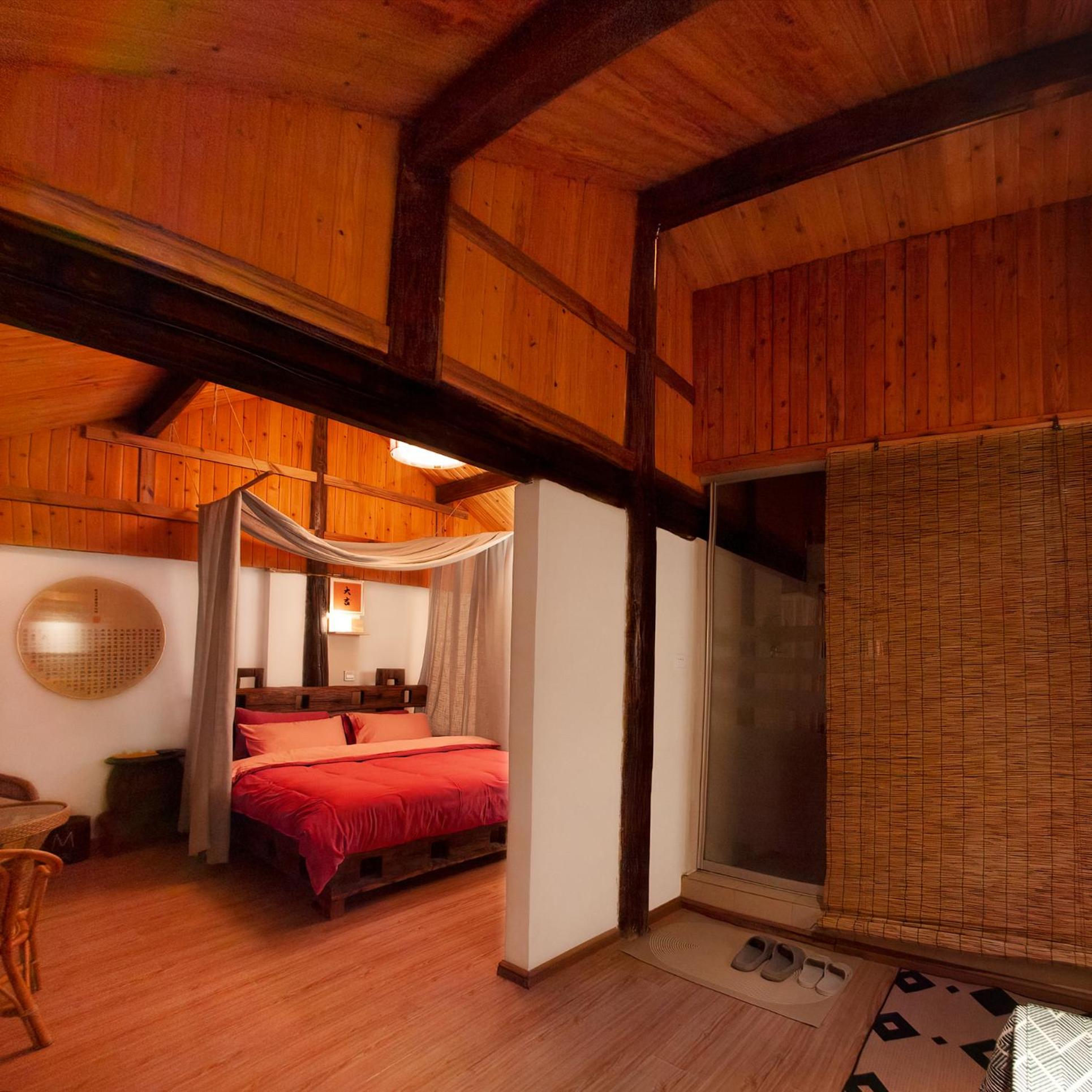 Deluxe Suite With Naxi Yard View photo 2