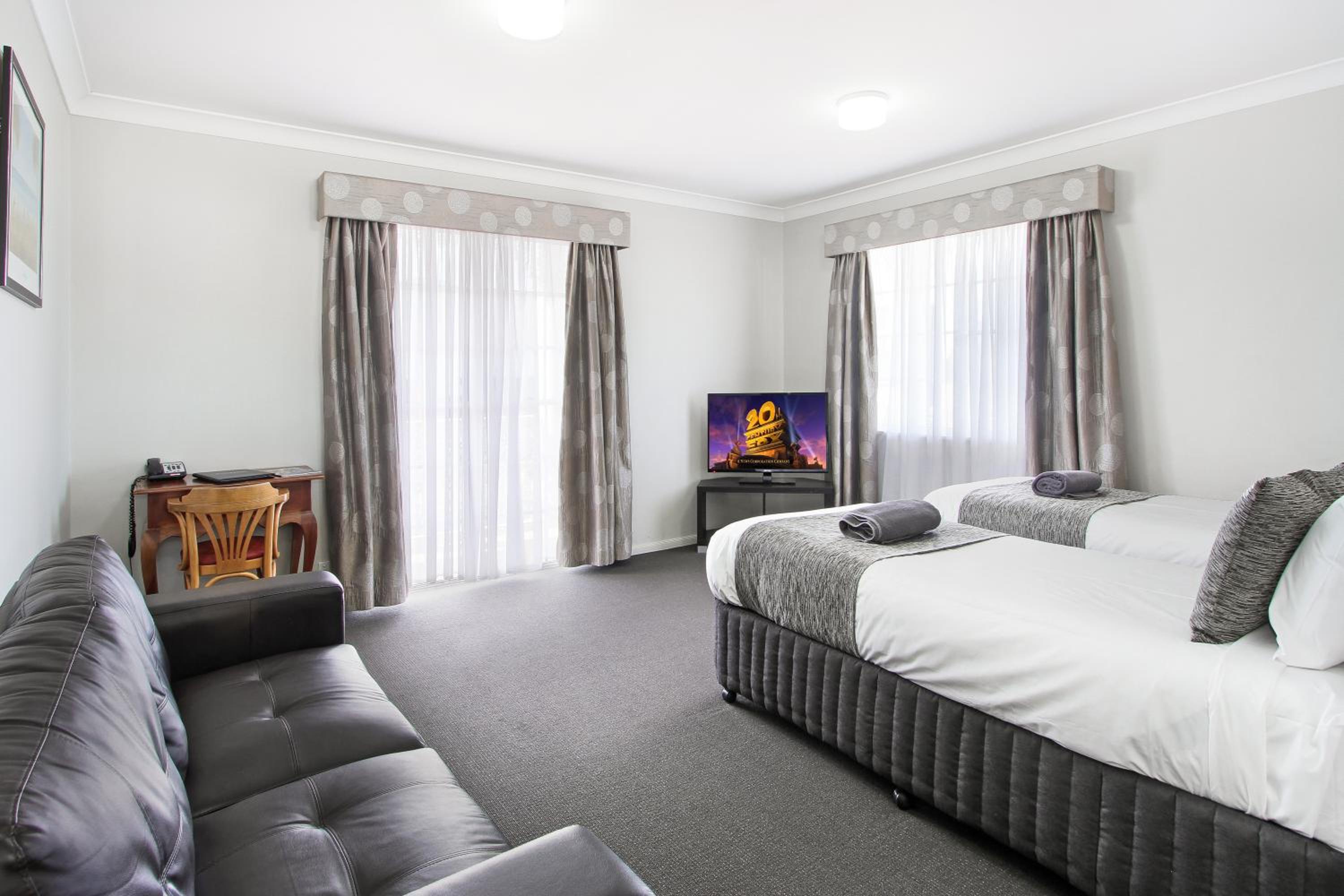 Apartment Suite with 1 Queen Bed, 2 Single Beds - Non Smoking