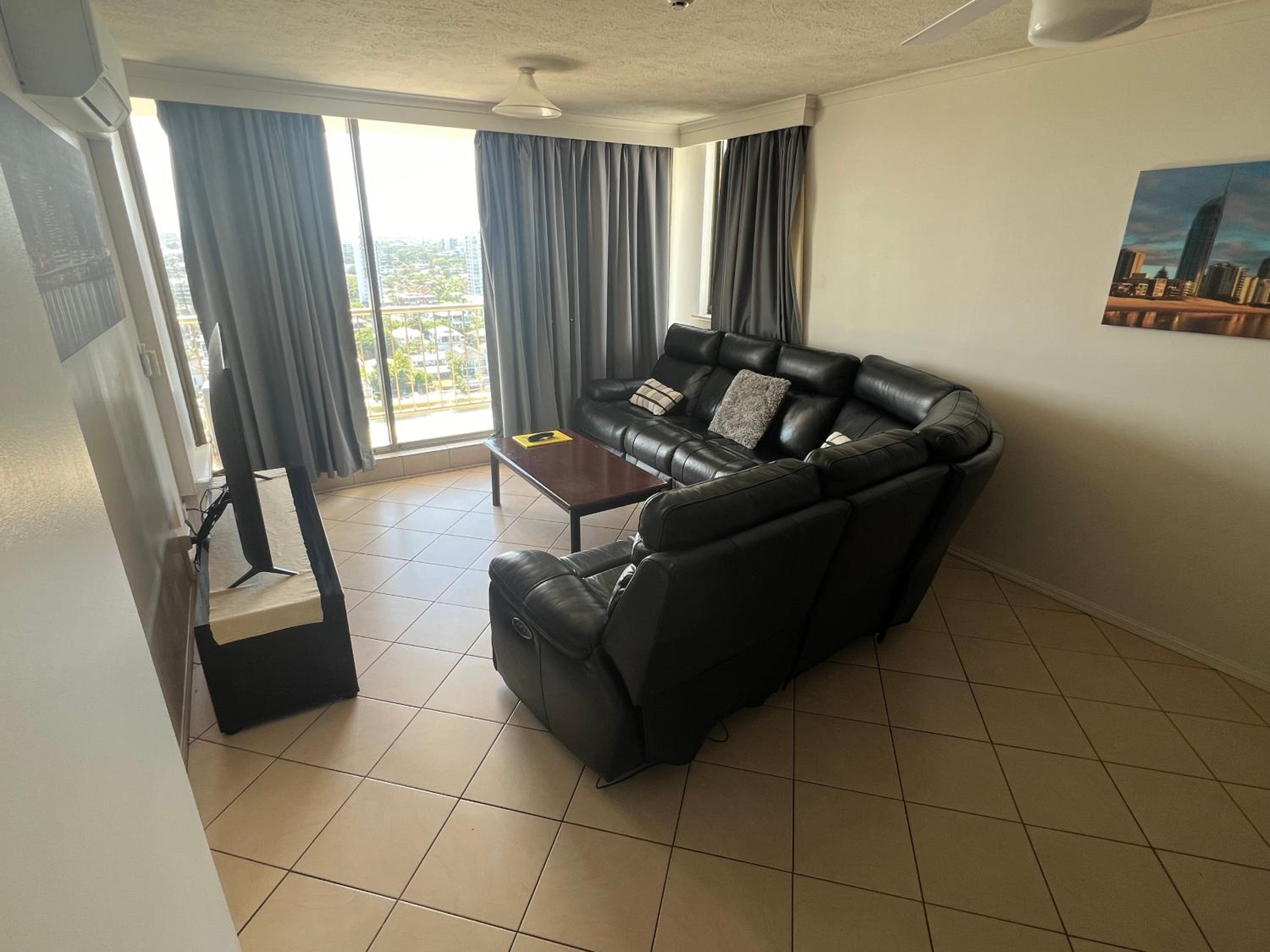Upper-Level Three-Bedroom Apartment with River View - Weekly Service  - Photo 3