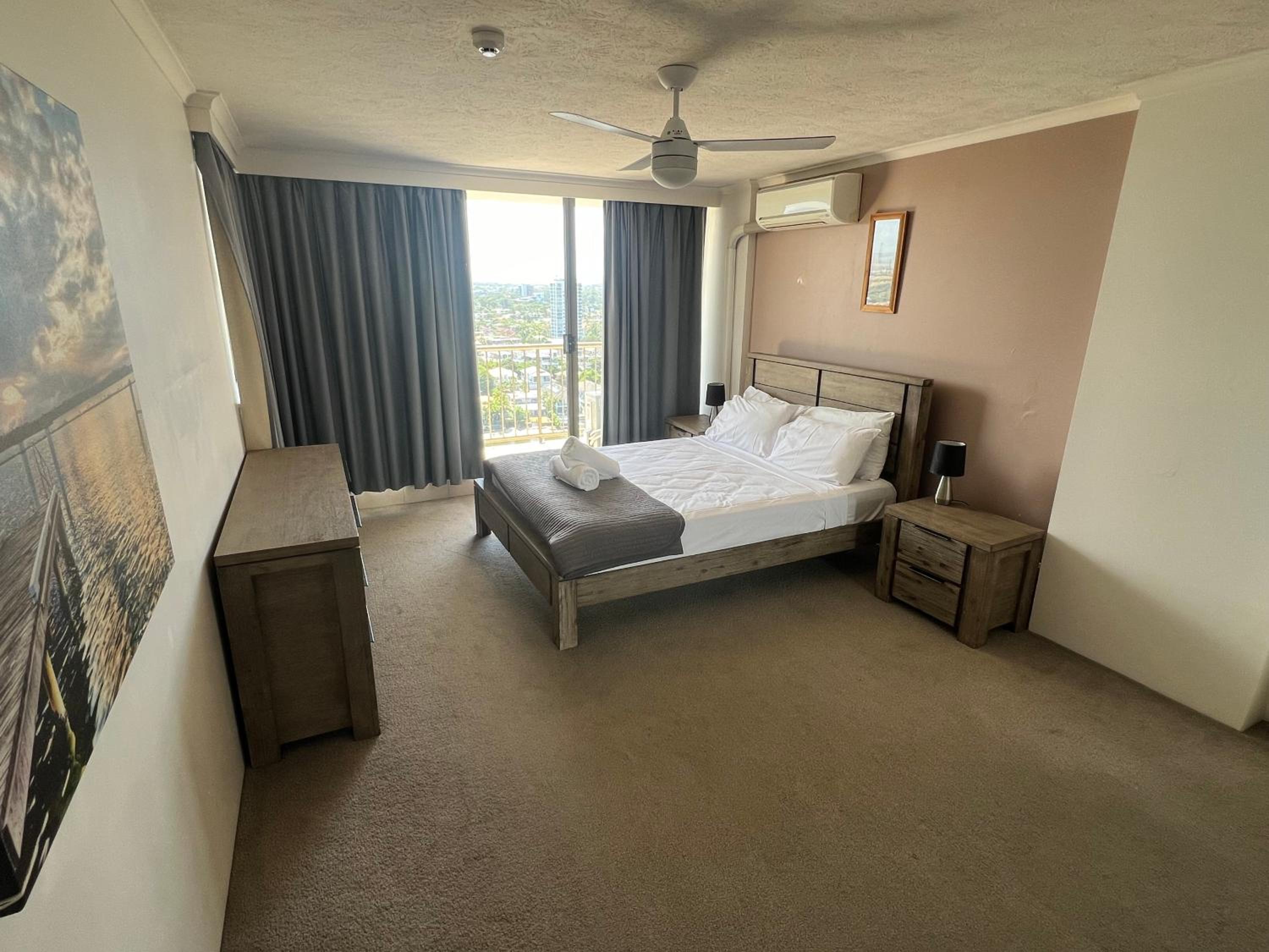Upper-Level Three-Bedroom Apartment with River View - Weekly Service  - Photo 2